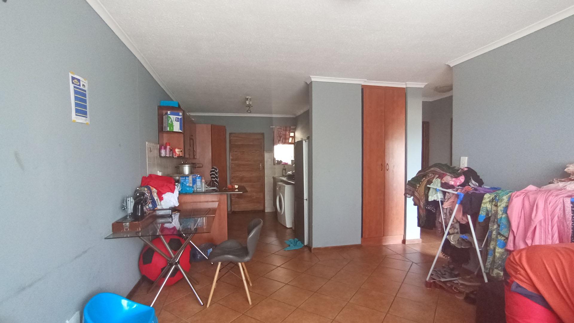 Lounges - 17 square meters of property in Montana Tuine