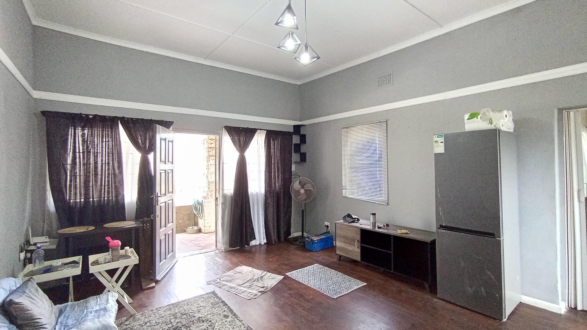Lounges - 24 square meters of property in Fynnland