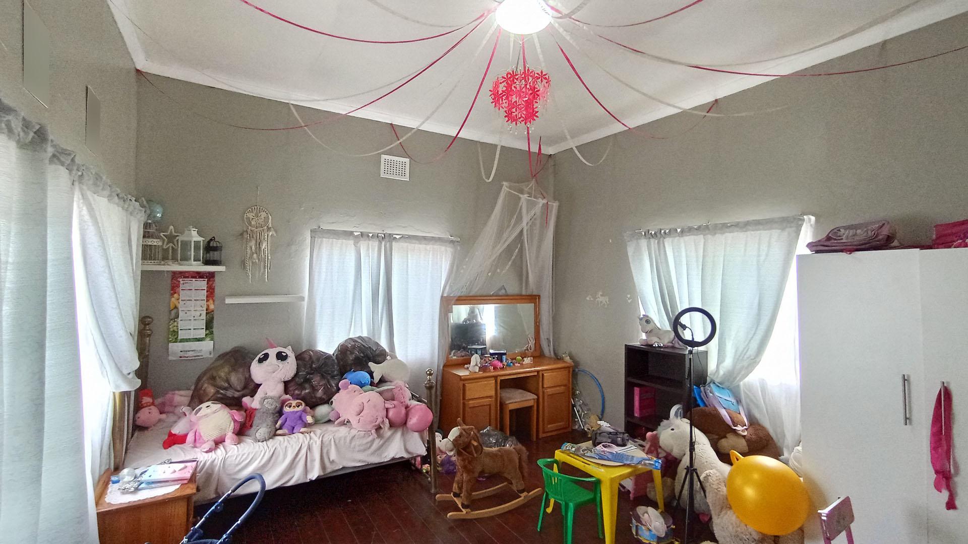 Bed Room 1 - 21 square meters of property in Fynnland