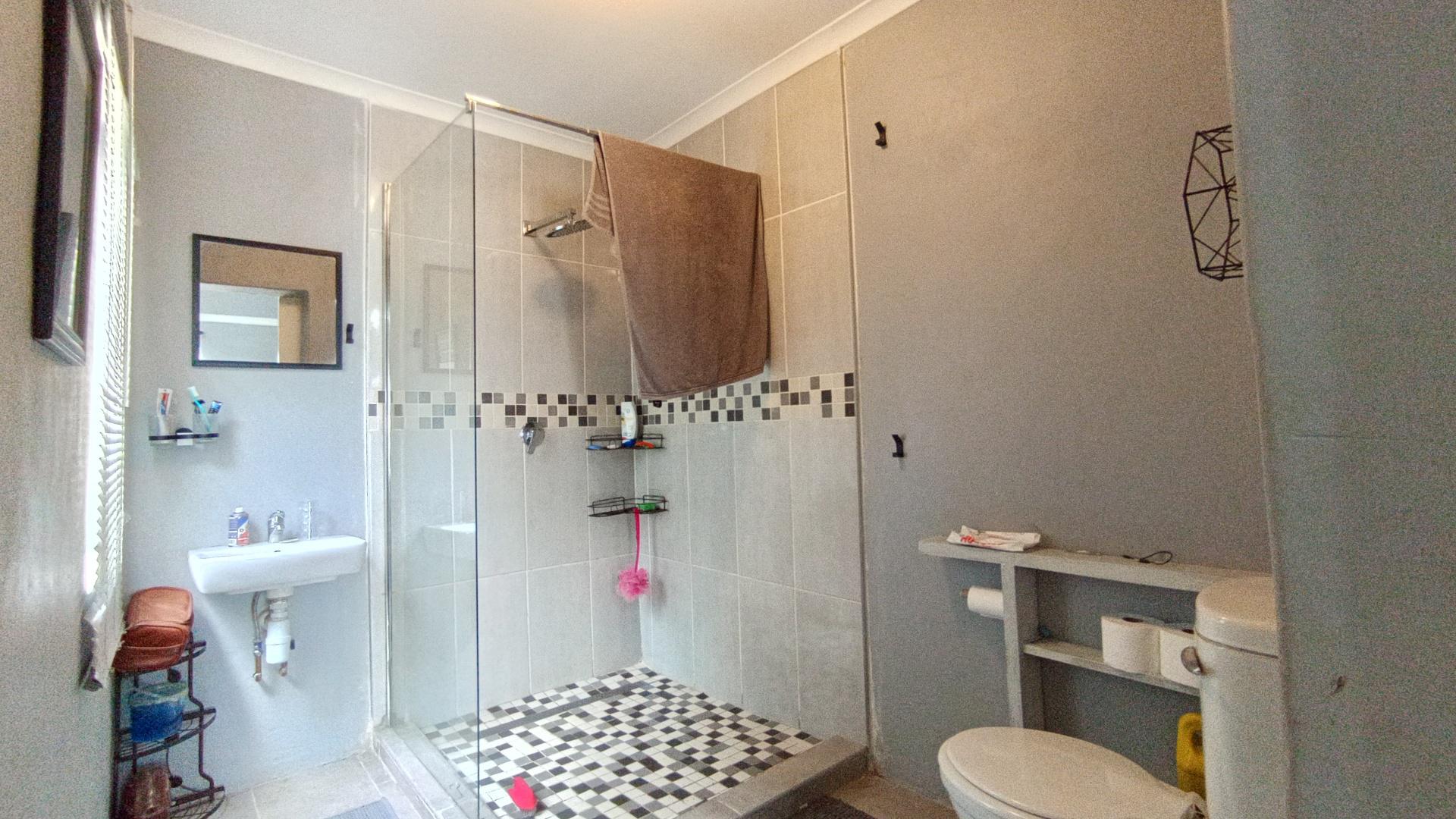 Main Bathroom - 7 square meters of property in Fynnland