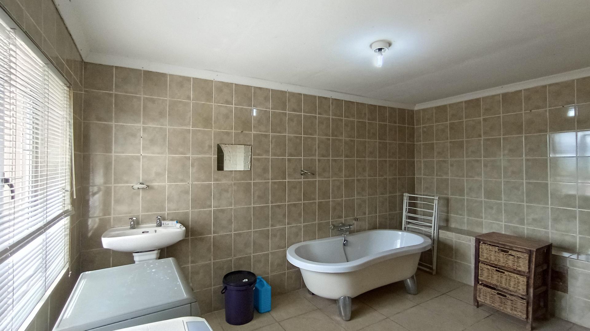 Bathroom 1 - 25 square meters of property in Fynnland