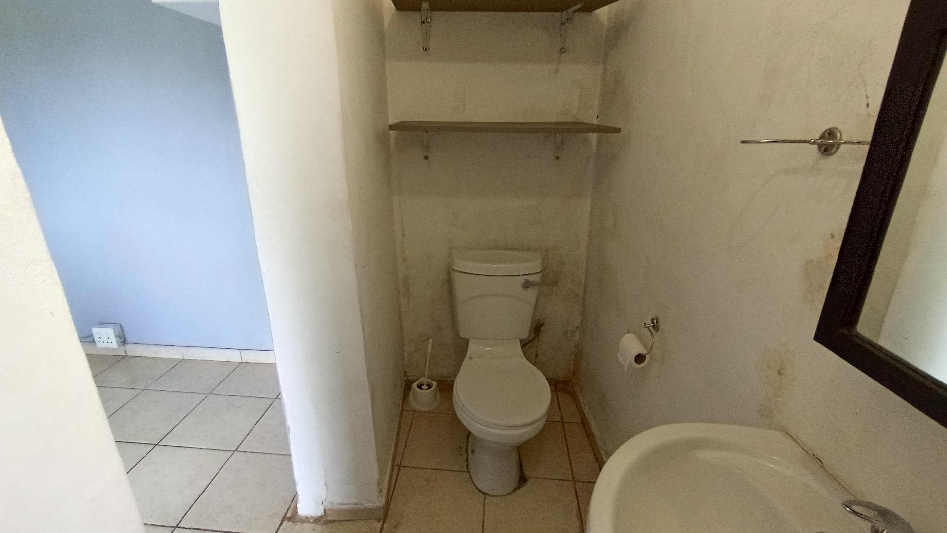 Bathroom 1 - 25 square meters of property in Fynnland