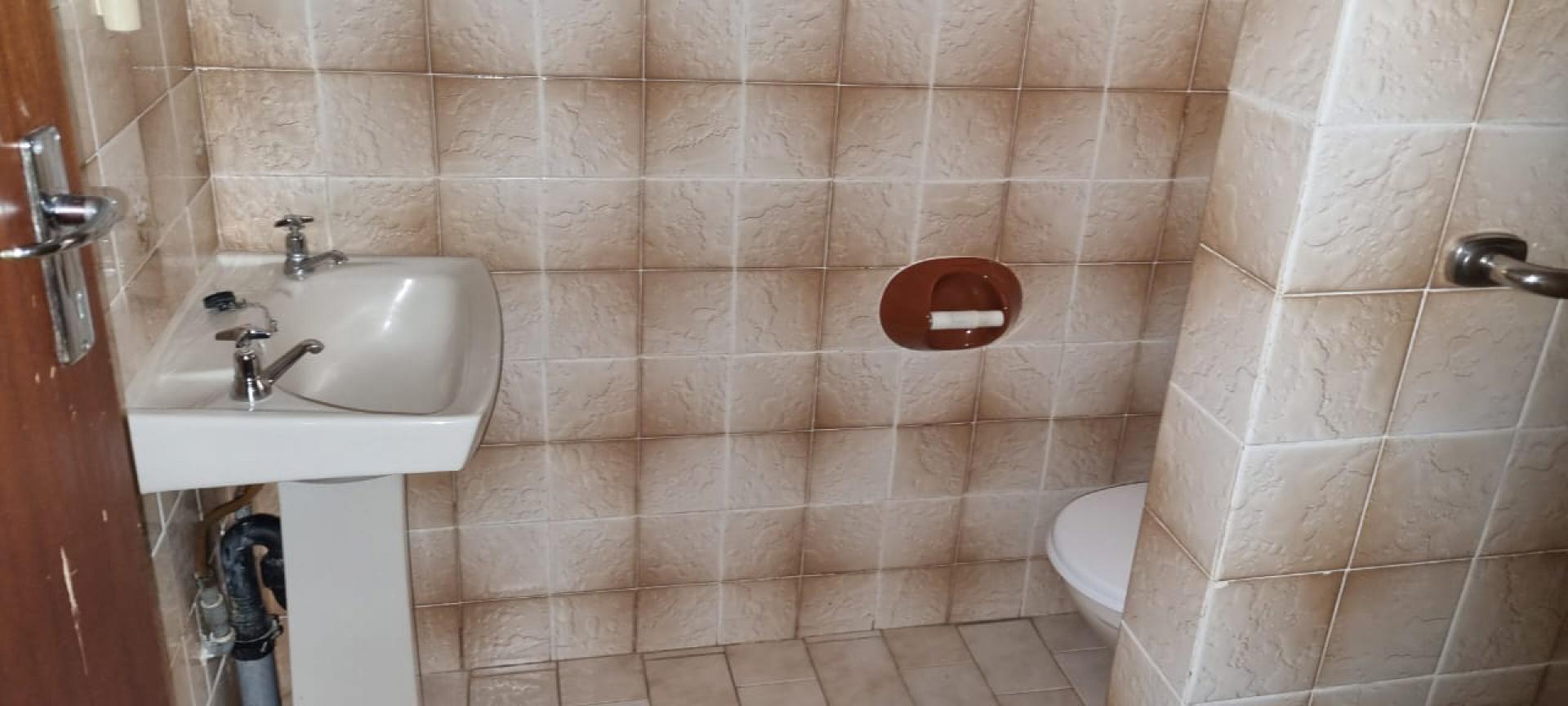 Bathroom 1 of property in Mookgopong (Naboomspruit)