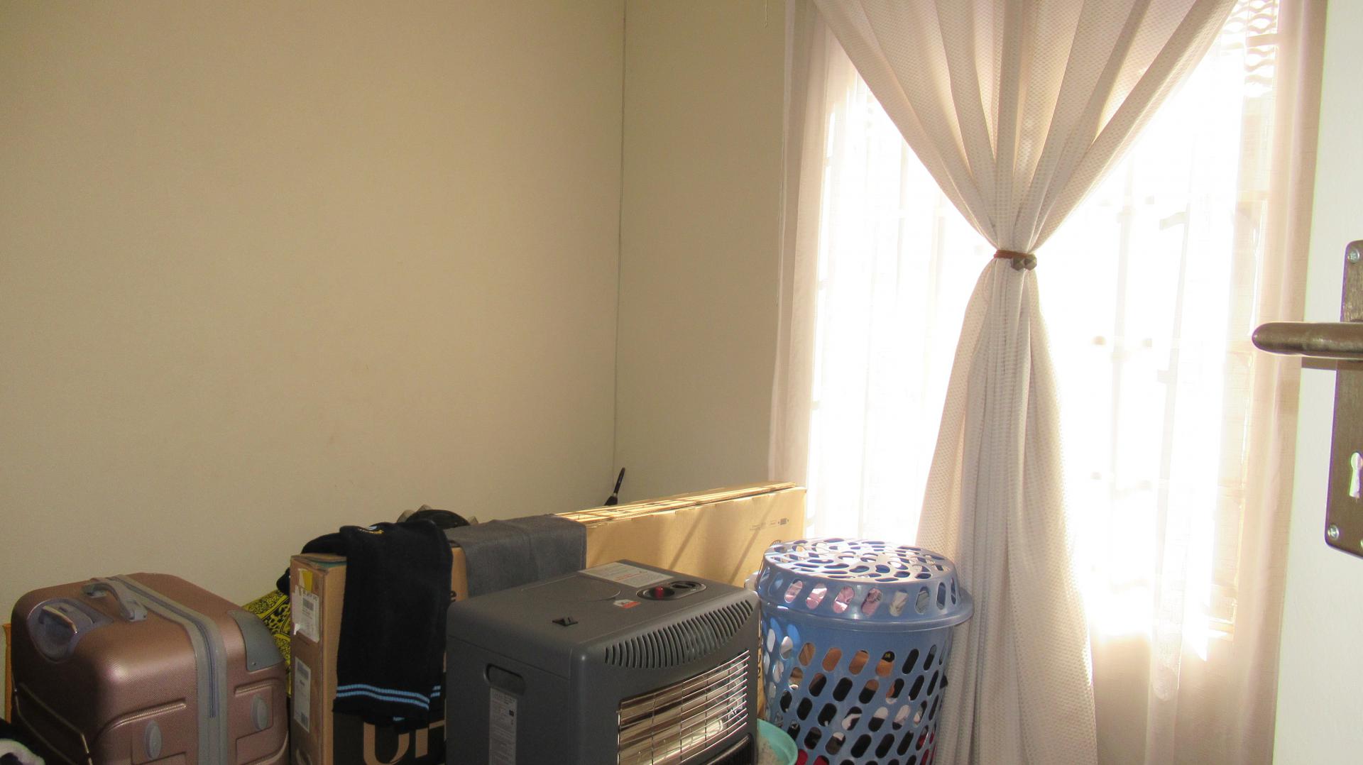 Bed Room 2 - 8 square meters of property in Palm Ridge