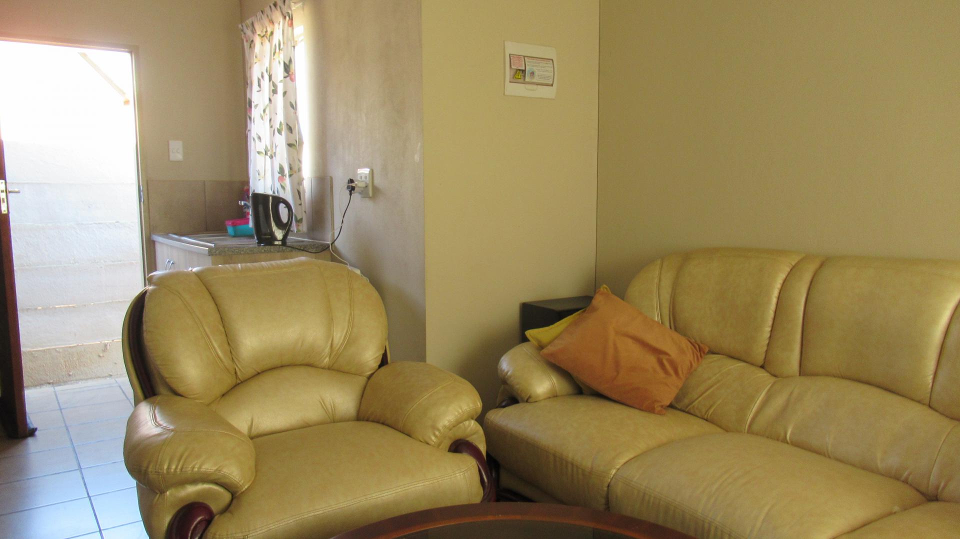 Lounges - 12 square meters of property in Palm Ridge