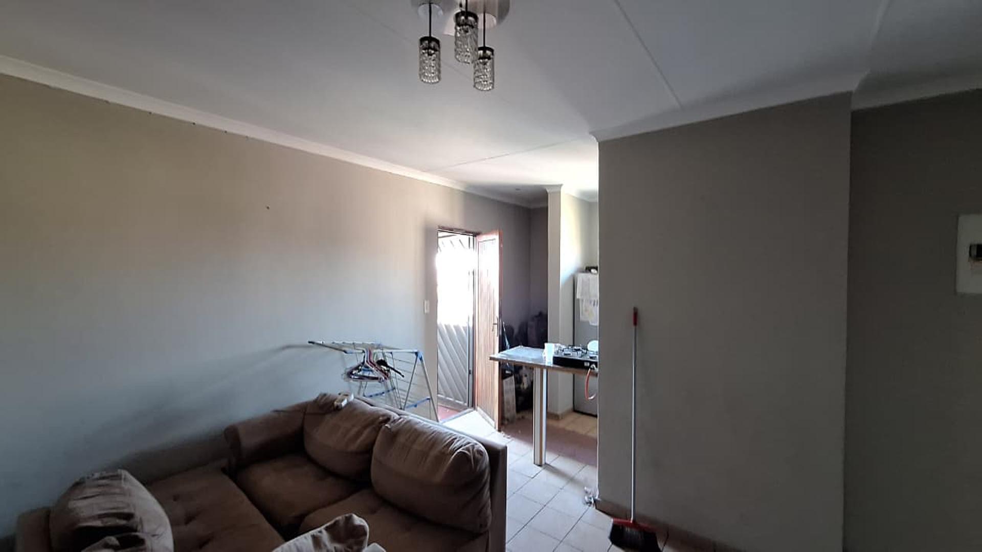 Lounges - 20 square meters of property in Benoni