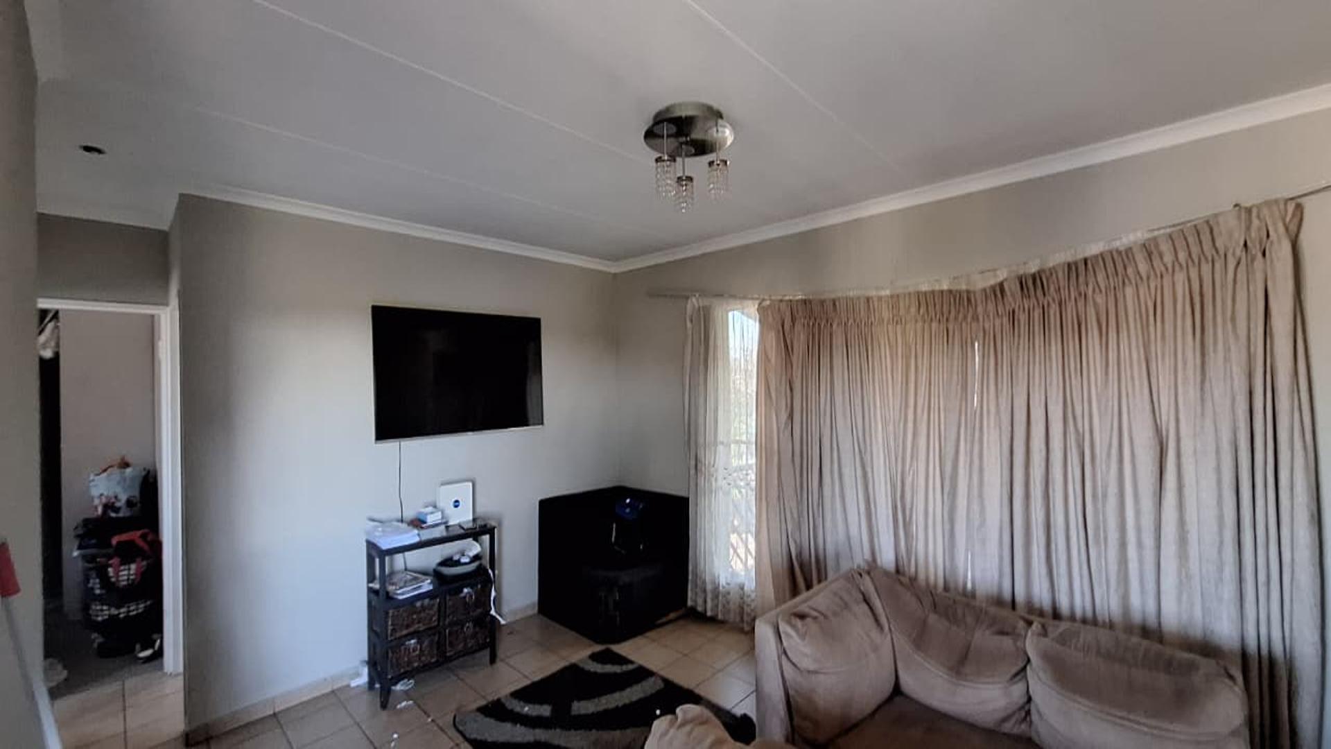 Lounges - 20 square meters of property in Benoni