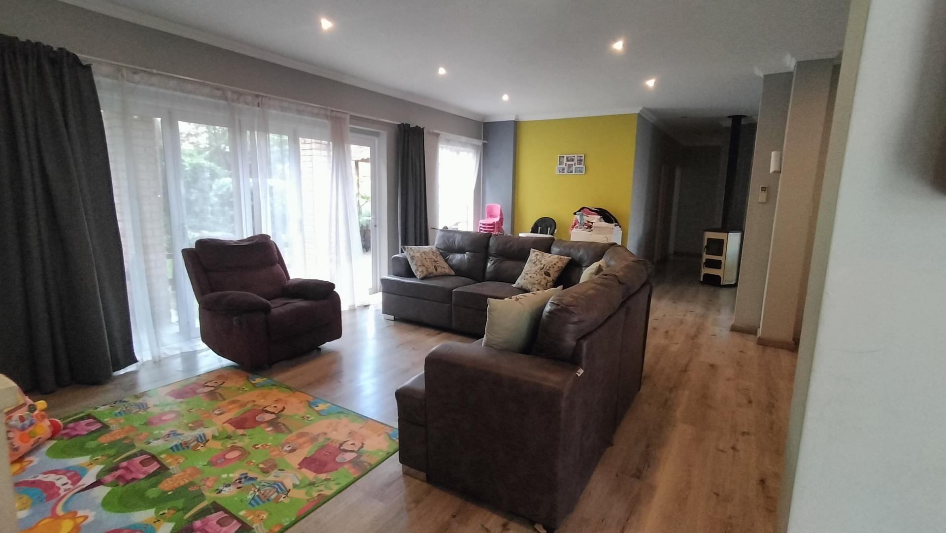 Lounges - 31 square meters of property in Union