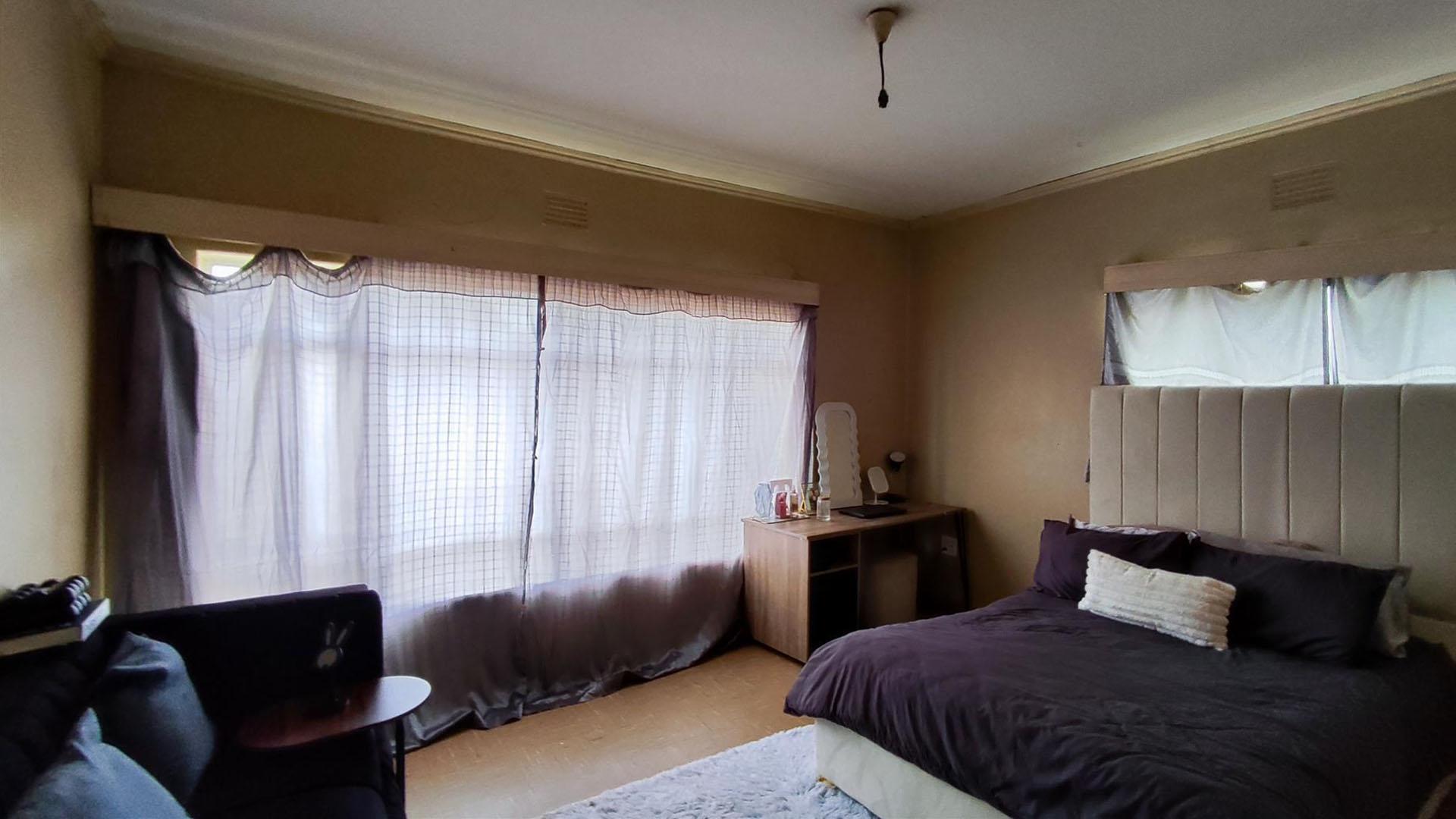 Bed Room 1 - 22 square meters of property in Kempton Park
