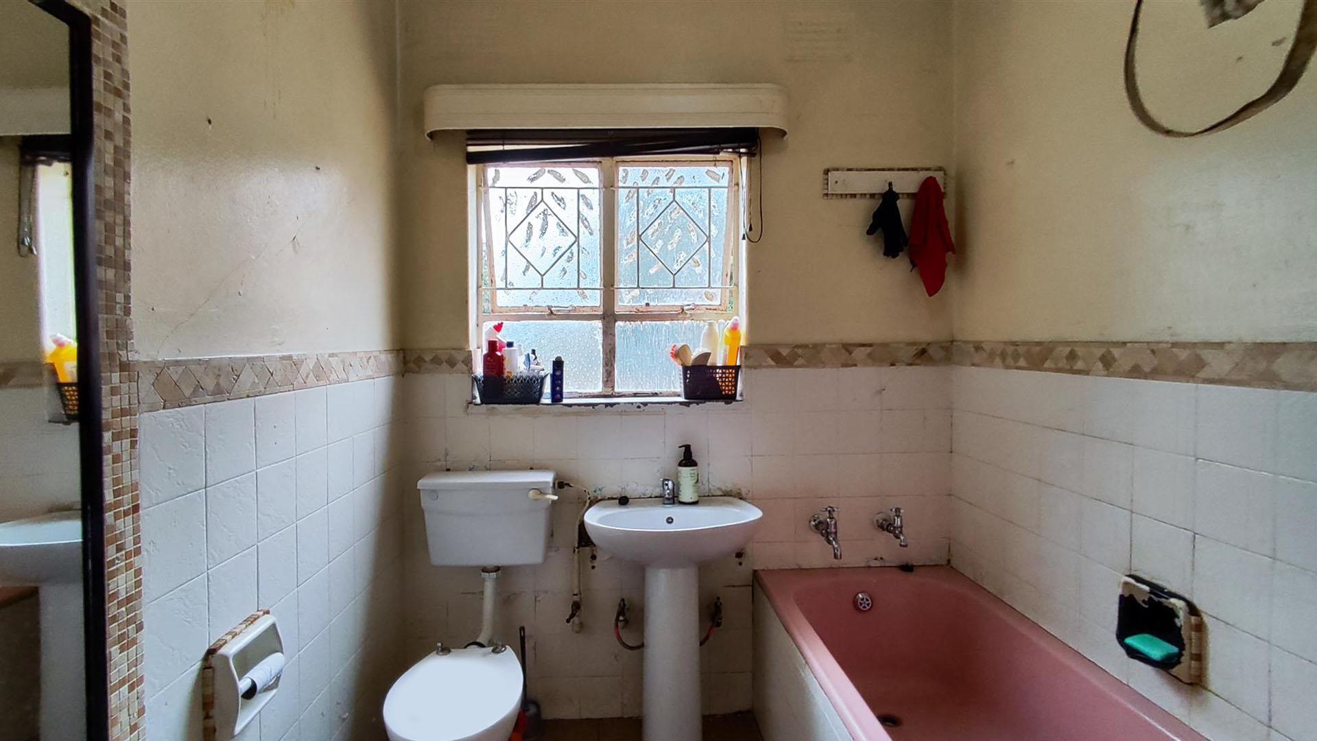 Bathroom 1 - 7 square meters of property in Kempton Park