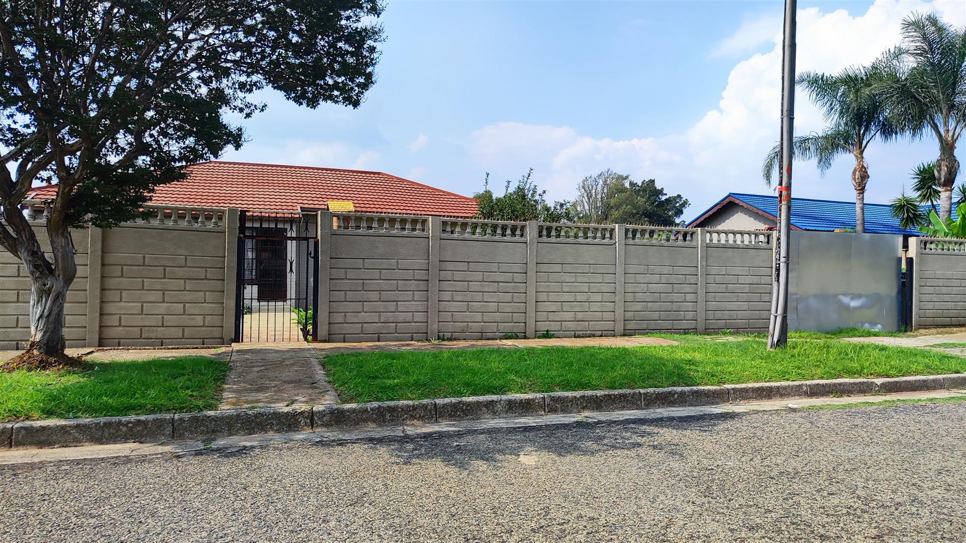Front View of property in Paul Krugersoord