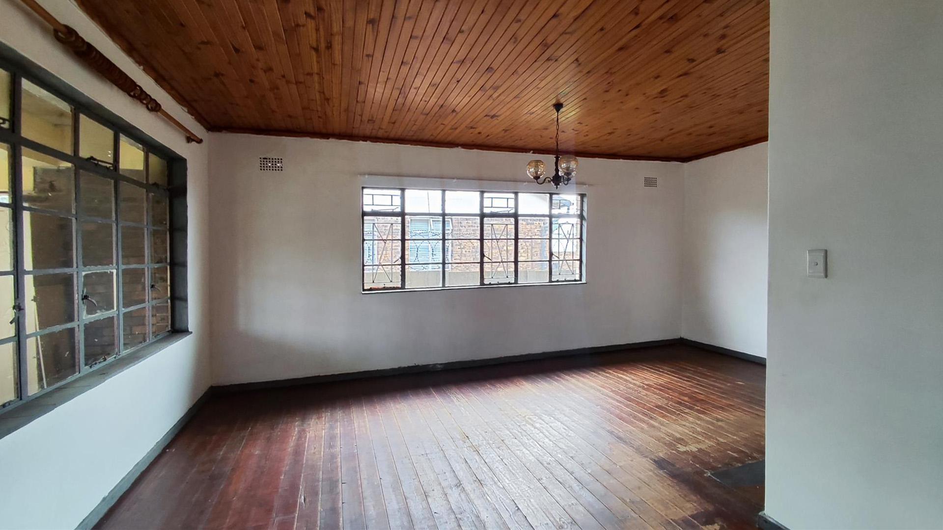 Lounges - 44 square meters of property in Paul Krugersoord