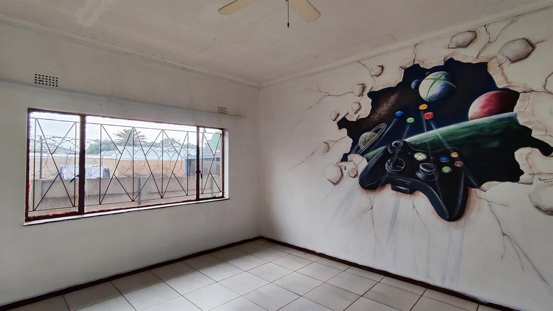 Bed Room 1 - 33 square meters of property in Paul Krugersoord