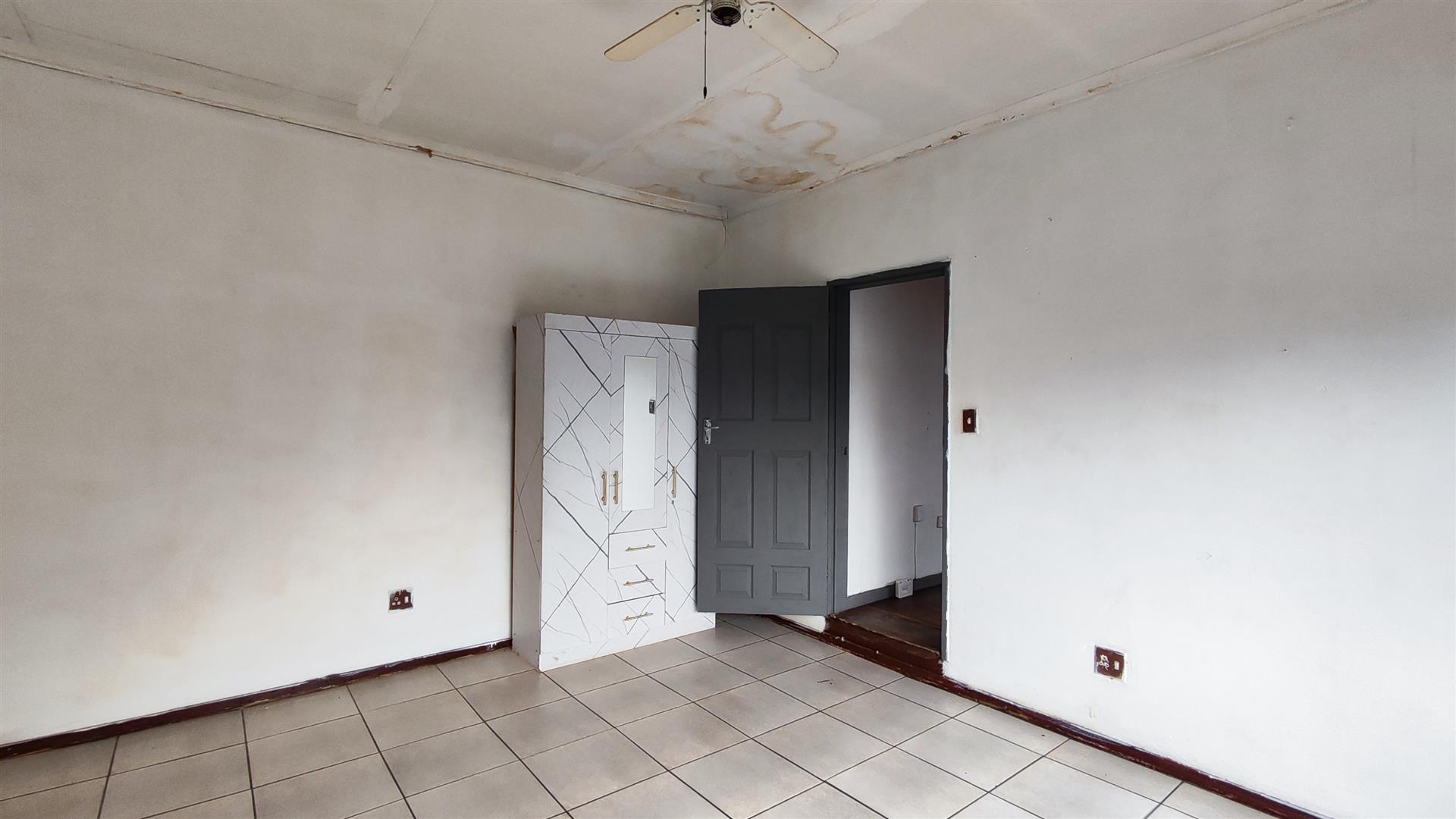 Bed Room 1 - 33 square meters of property in Paul Krugersoord