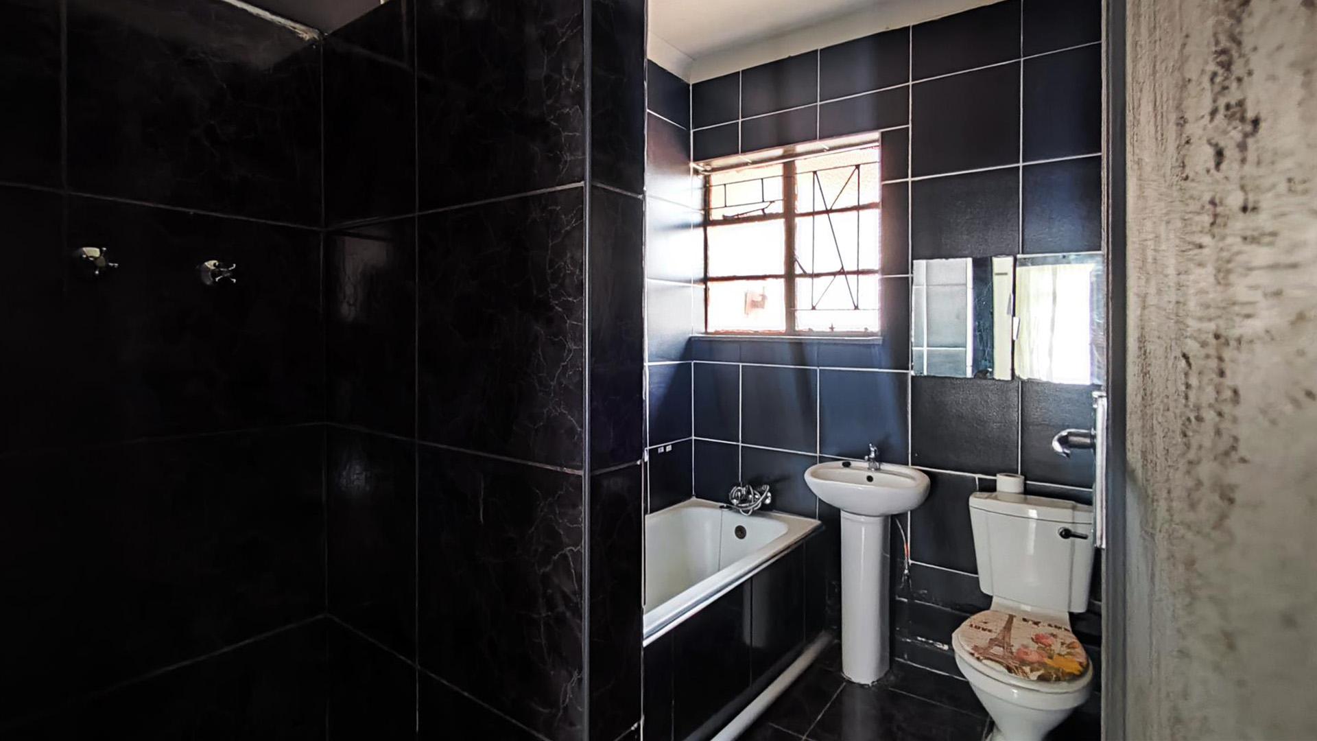 Bathroom 1 - 9 square meters of property in Paul Krugersoord