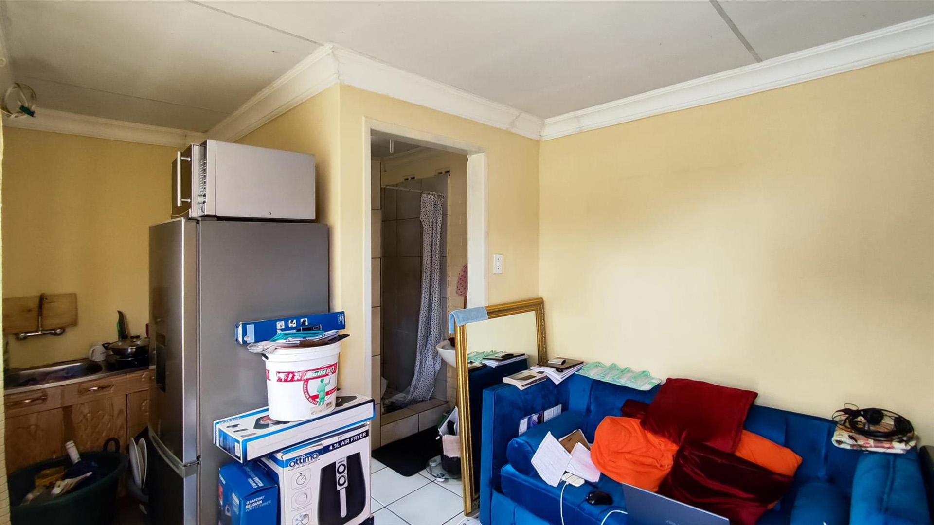 Lounges - 44 square meters of property in Paul Krugersoord