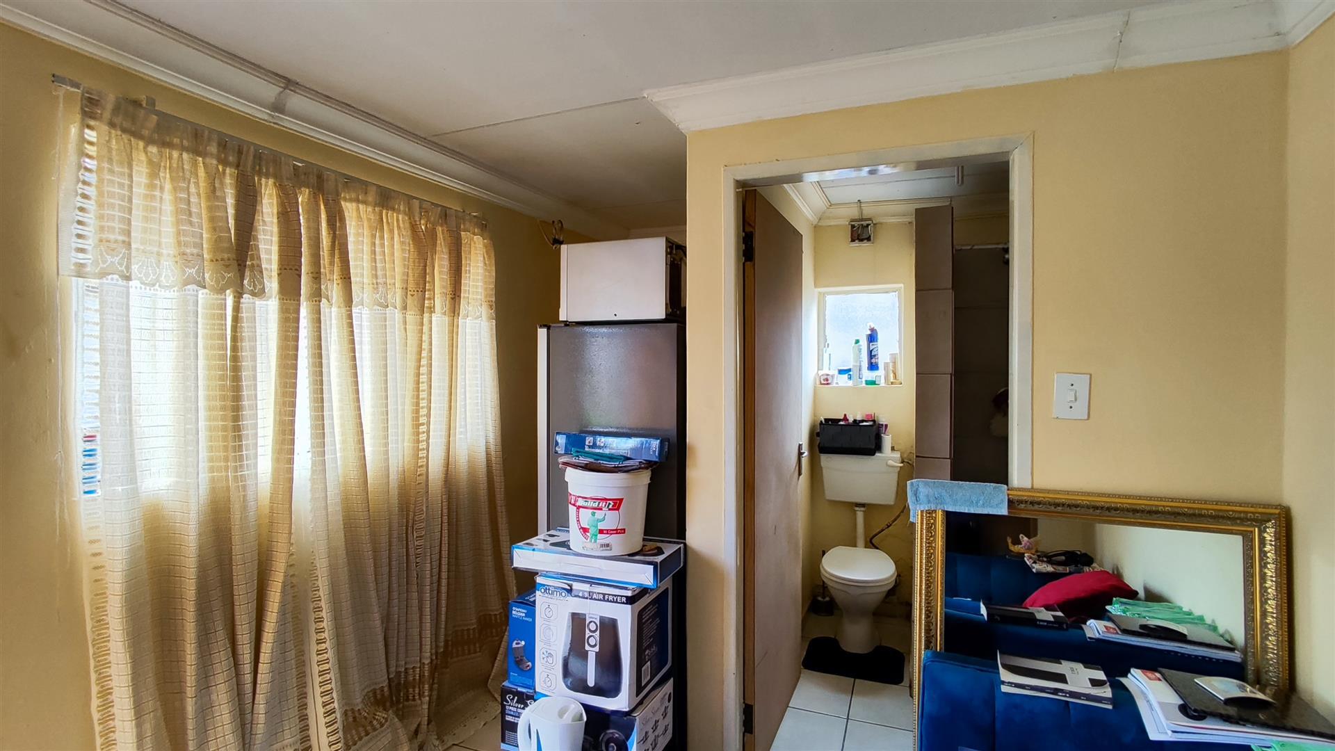 Lounges - 44 square meters of property in Paul Krugersoord