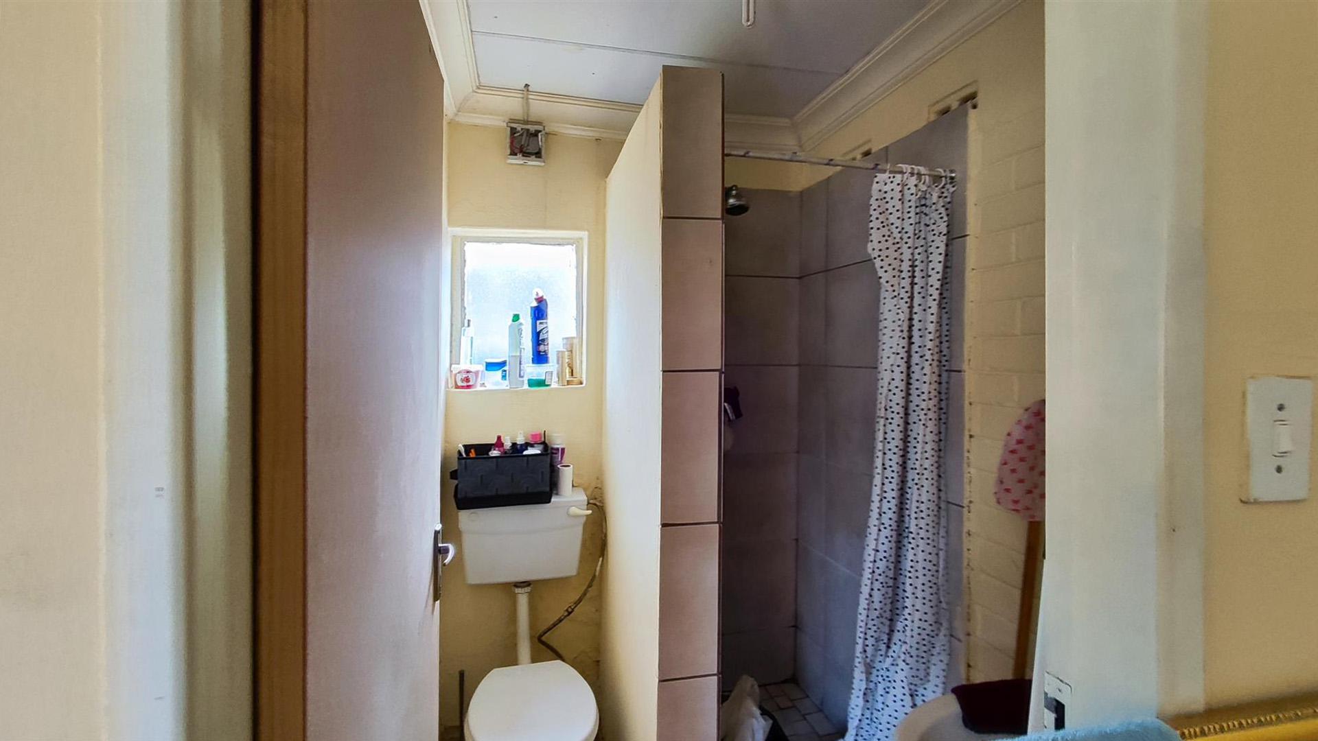 Bathroom 1 - 9 square meters of property in Paul Krugersoord