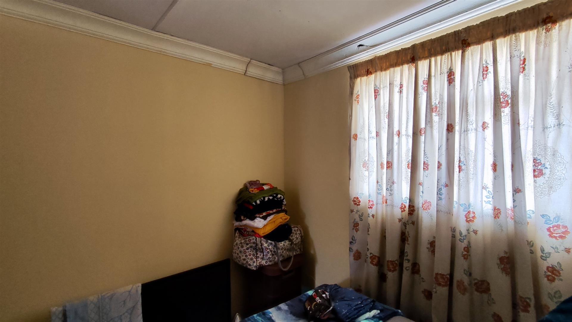 Bed Room 1 - 33 square meters of property in Paul Krugersoord