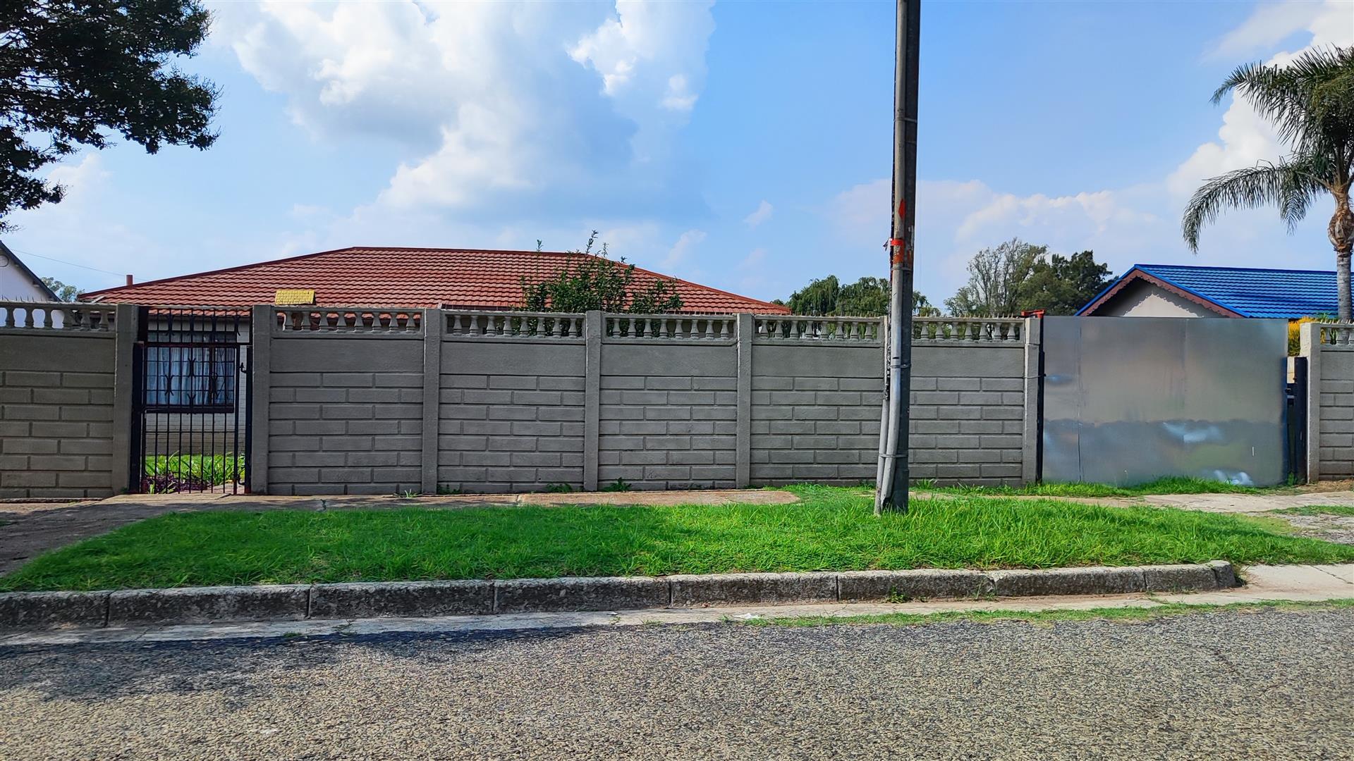 Front View of property in Paul Krugersoord