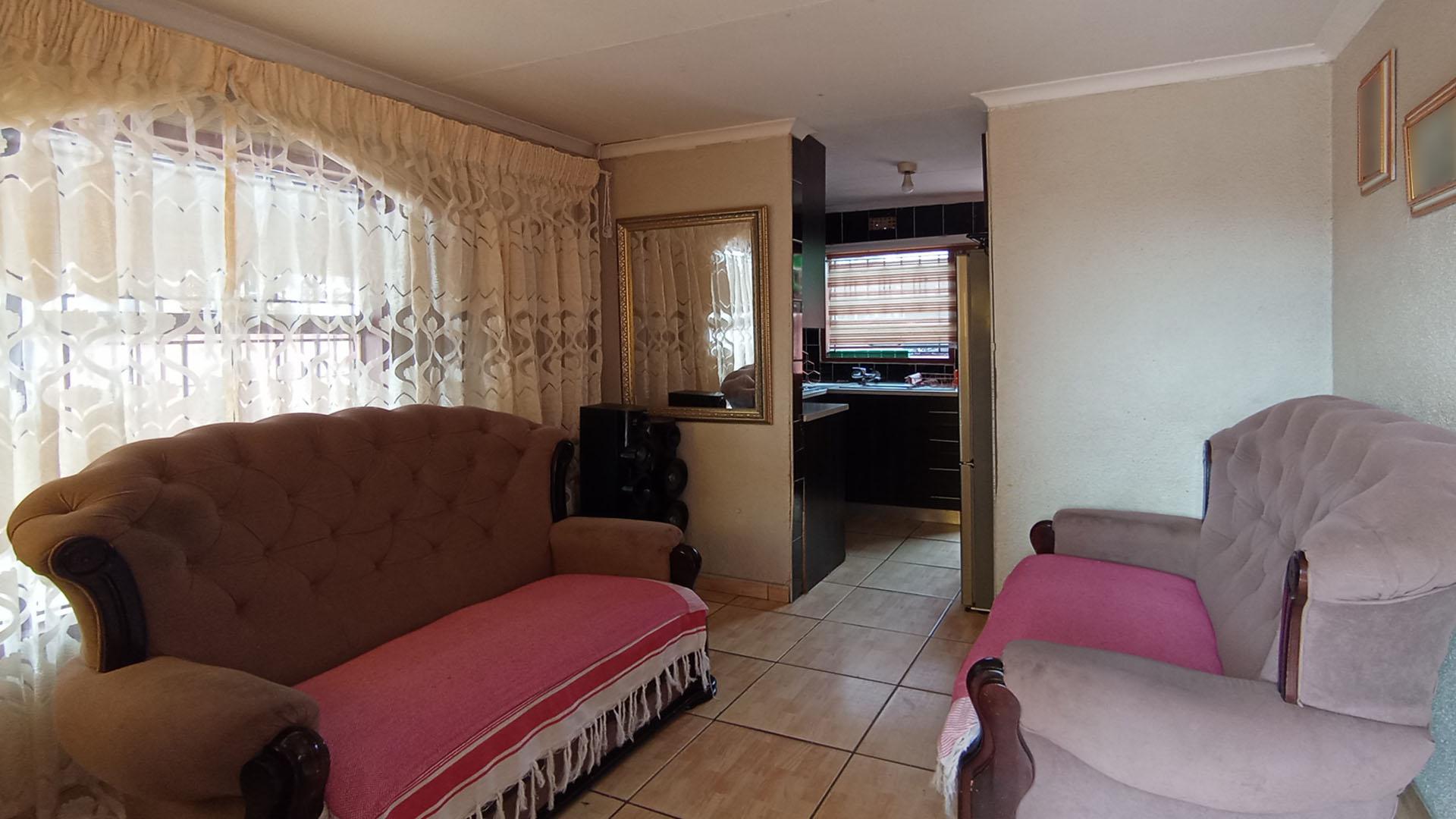 Lounges - 12 square meters of property in Mabopane