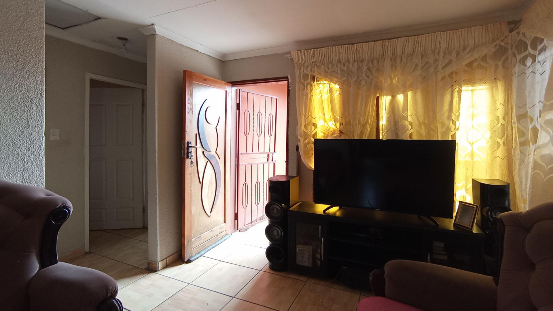 Lounges - 12 square meters of property in Mabopane