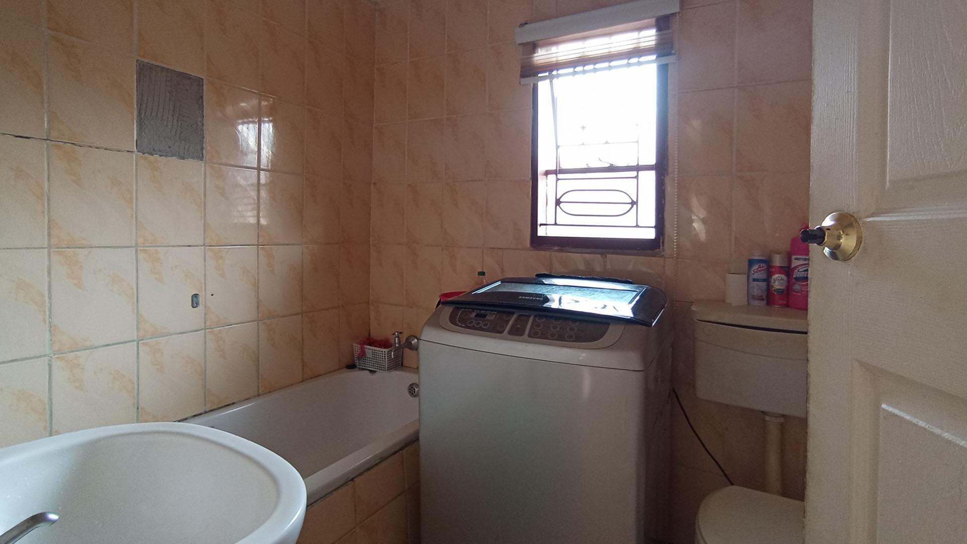 Bathroom 1 - 4 square meters of property in Mabopane