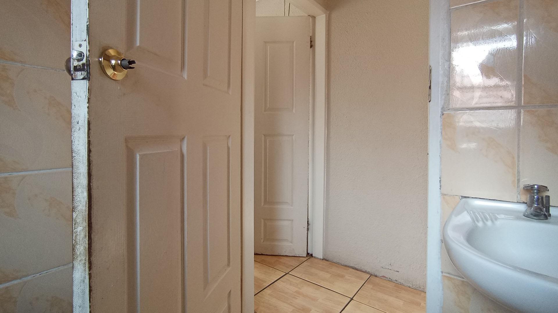 Bathroom 1 - 4 square meters of property in Mabopane