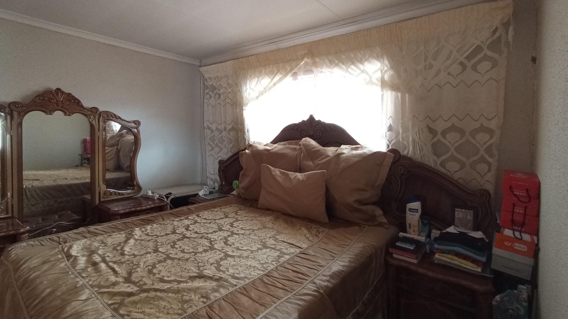 Bed Room 1 - 13 square meters of property in Mabopane