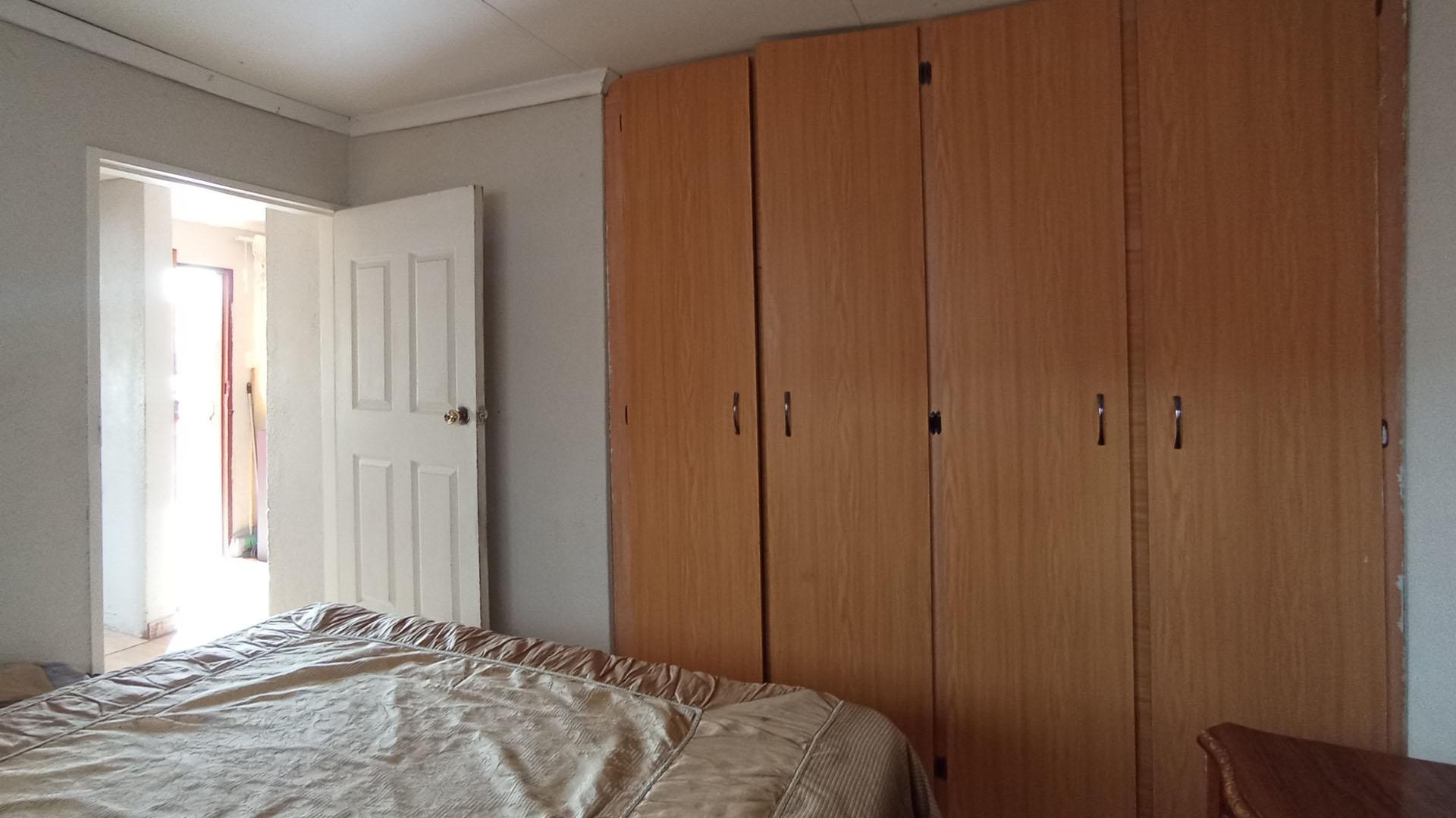 Bed Room 1 - 13 square meters of property in Mabopane