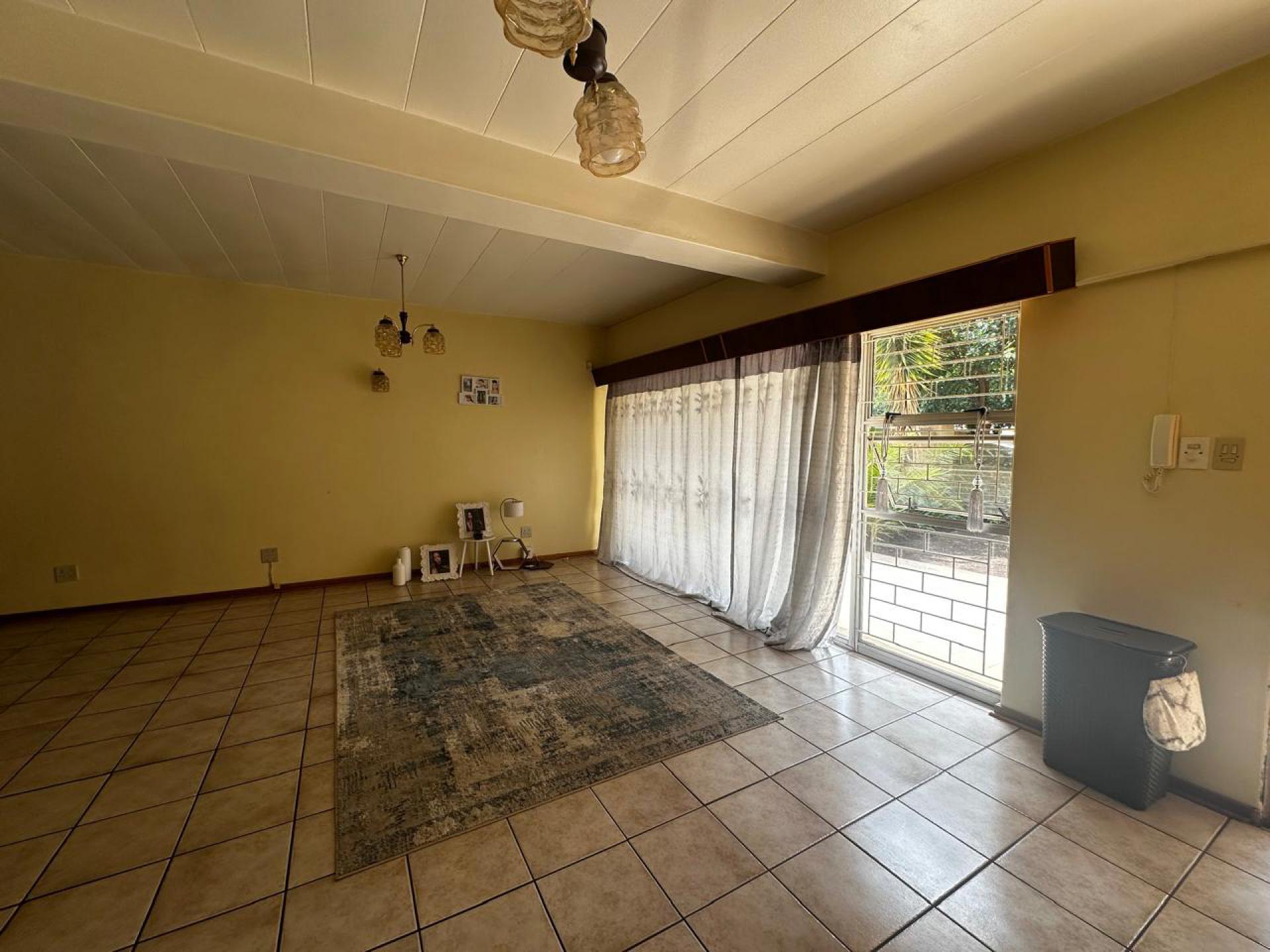 Lounges of property in Arboretum