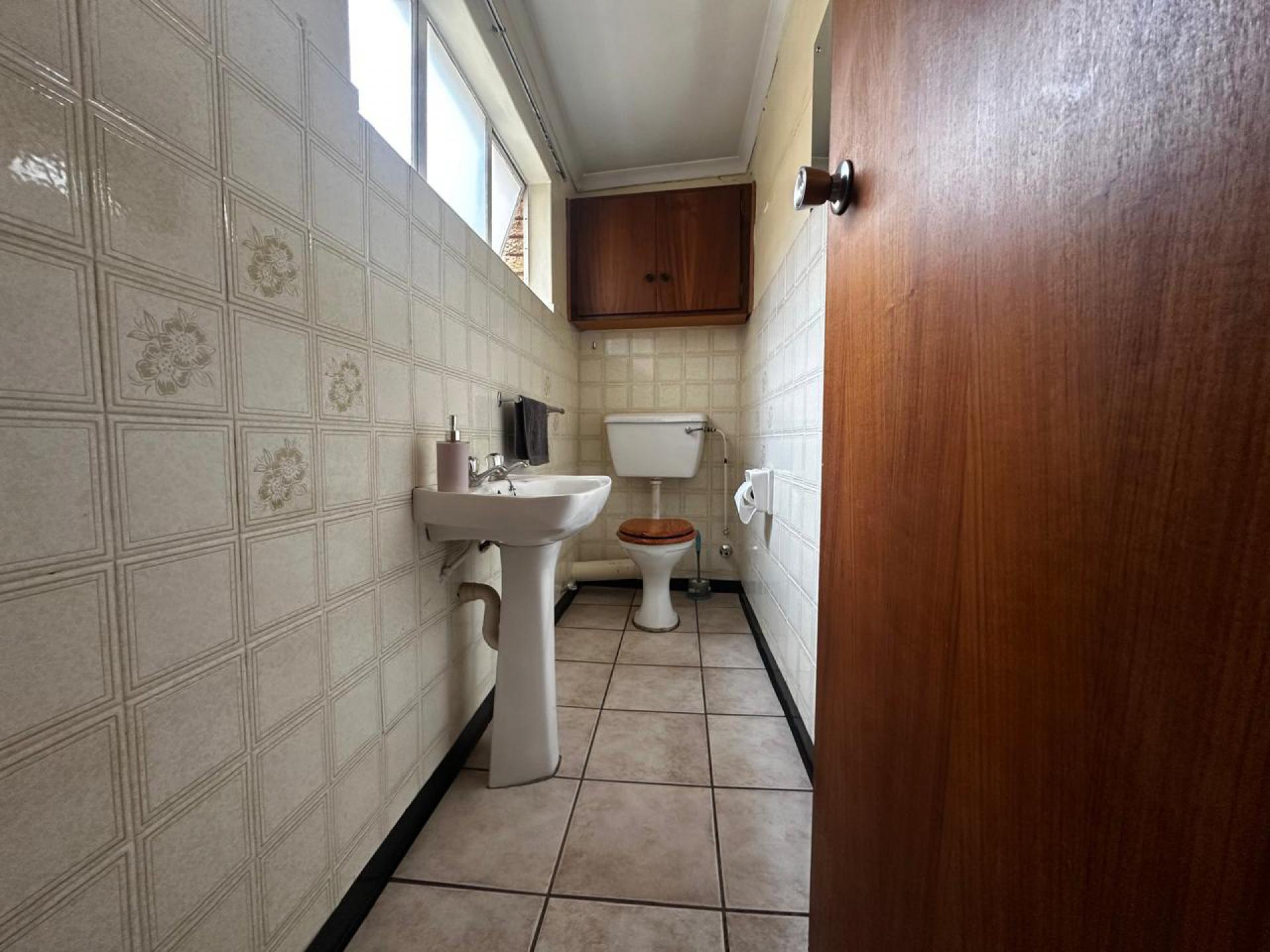Guest Toilet of property in Arboretum