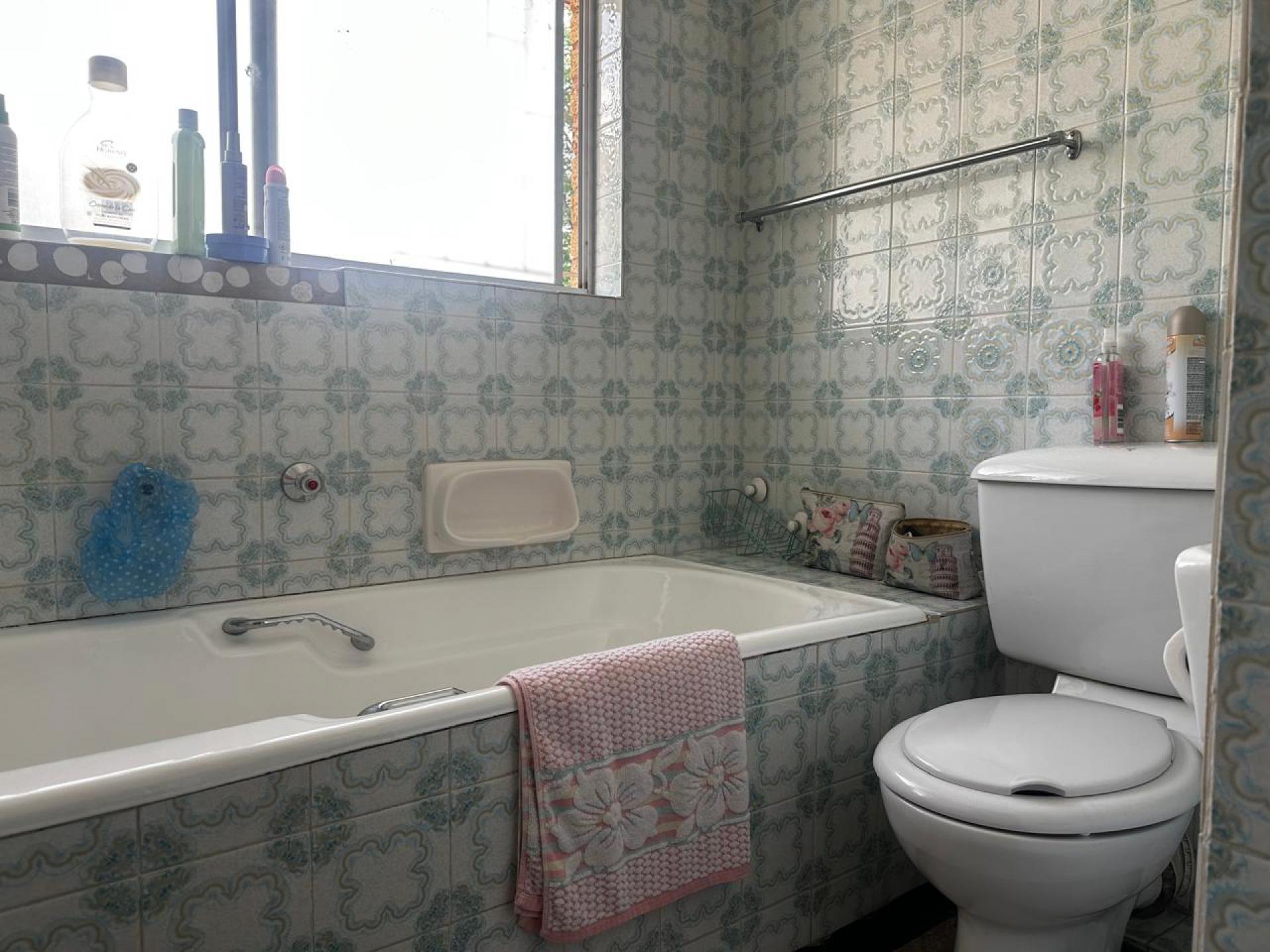 Bathroom 1 of property in Arboretum