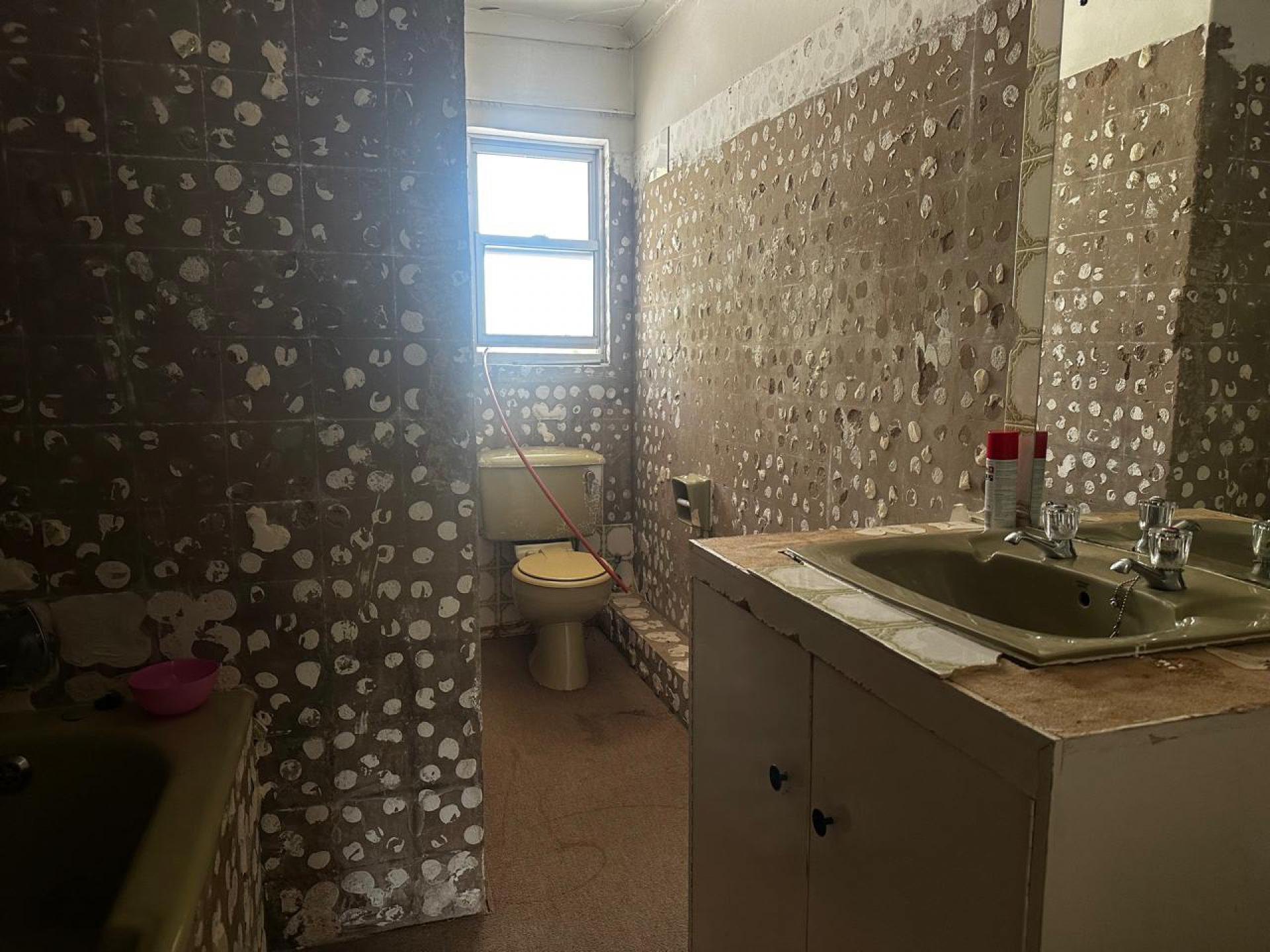 Main Bathroom of property in Arboretum