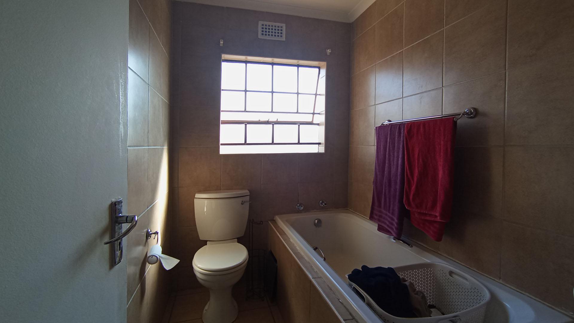 Bathroom 1 - 5 square meters of property in Olievenhoutbos