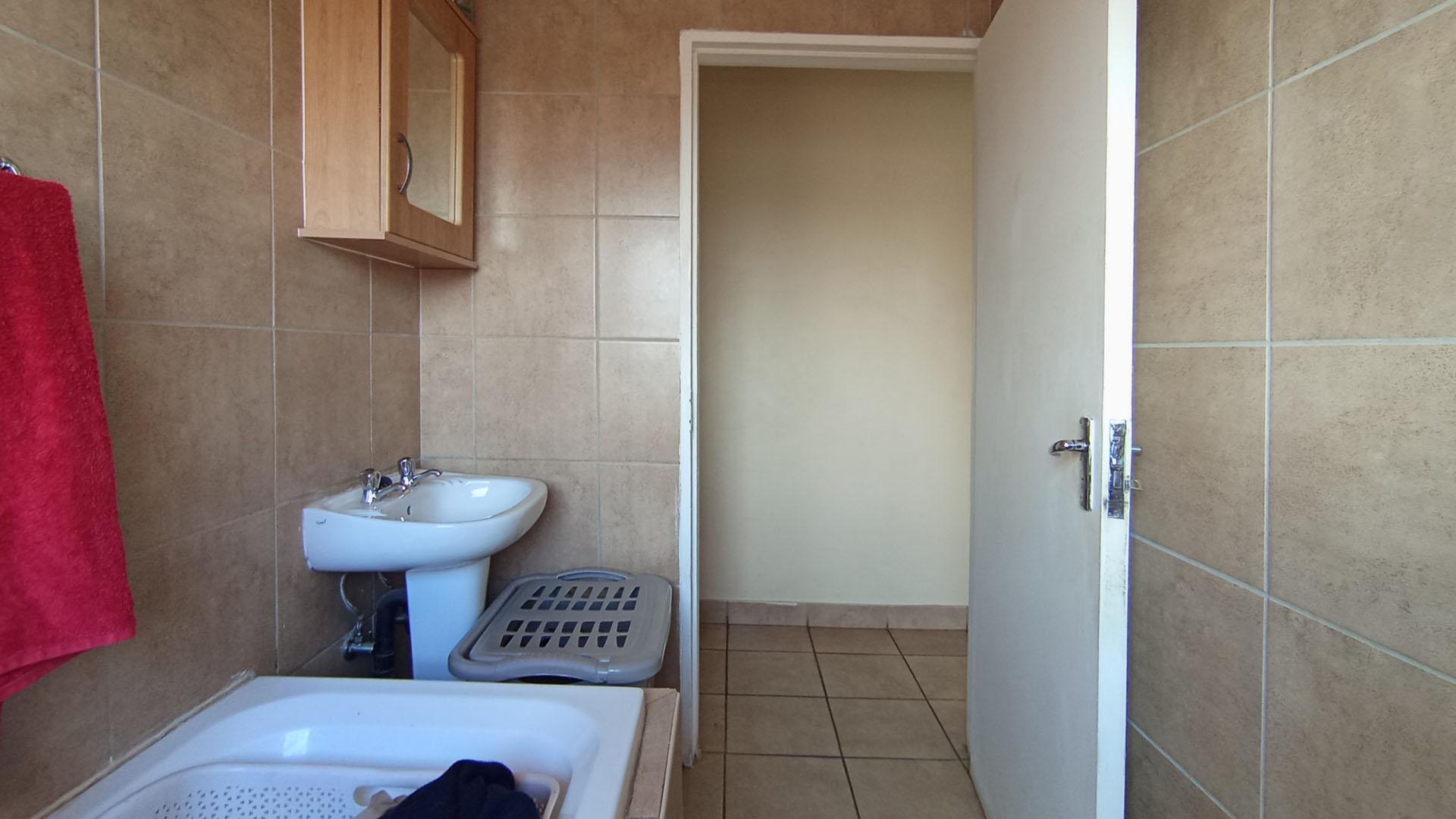 Bathroom 1 - 5 square meters of property in Olievenhoutbos