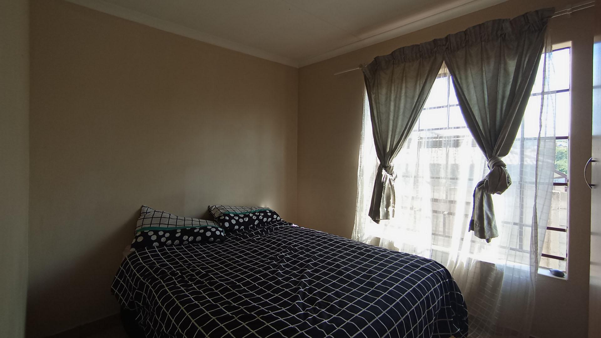 Bed Room 1 - 8 square meters of property in Olievenhoutbos