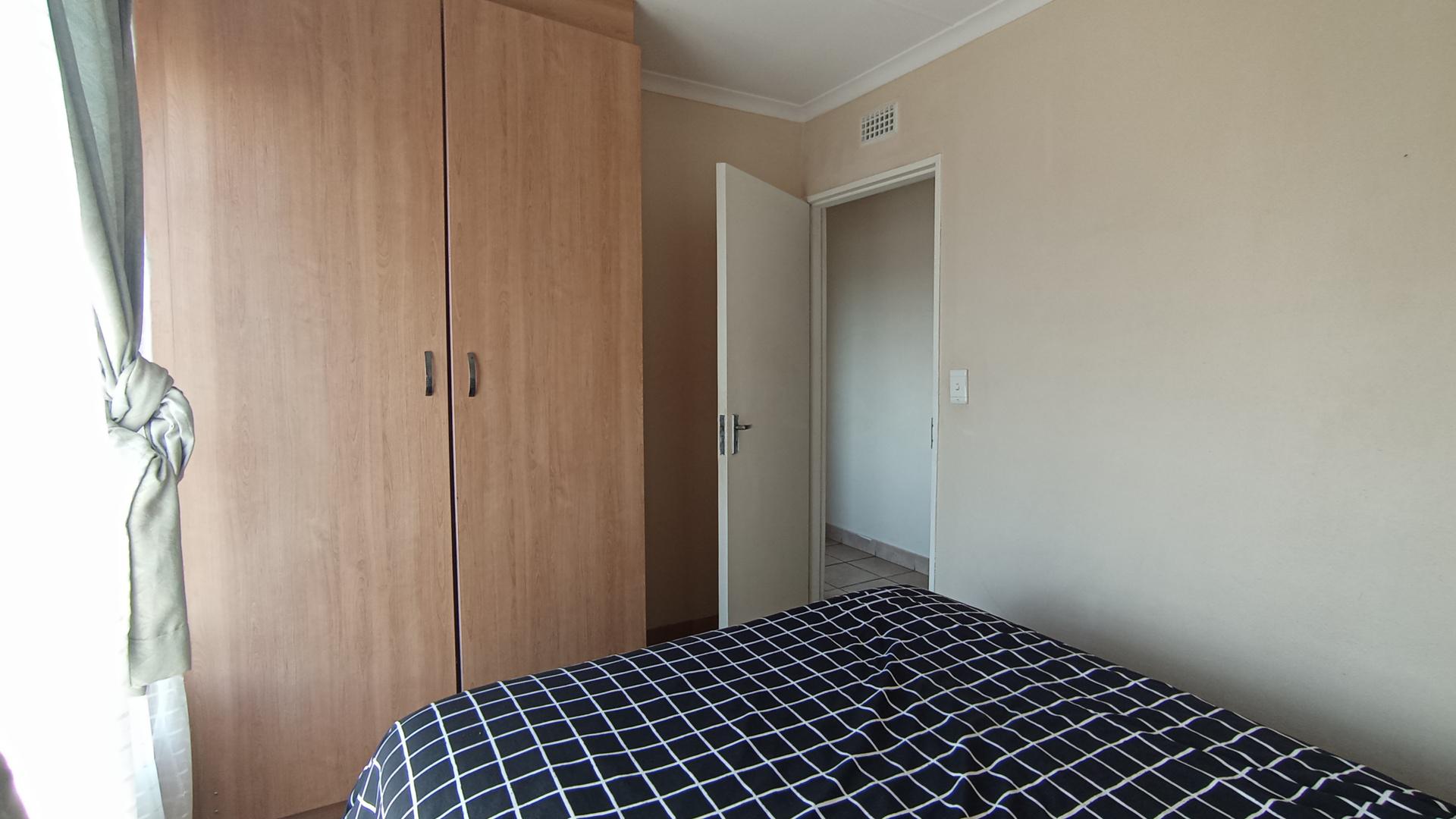 Bed Room 1 - 8 square meters of property in Olievenhoutbos