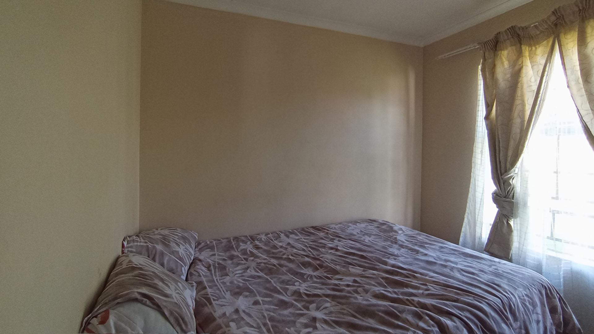 Bed Room 2 - 11 square meters of property in Olievenhoutbos