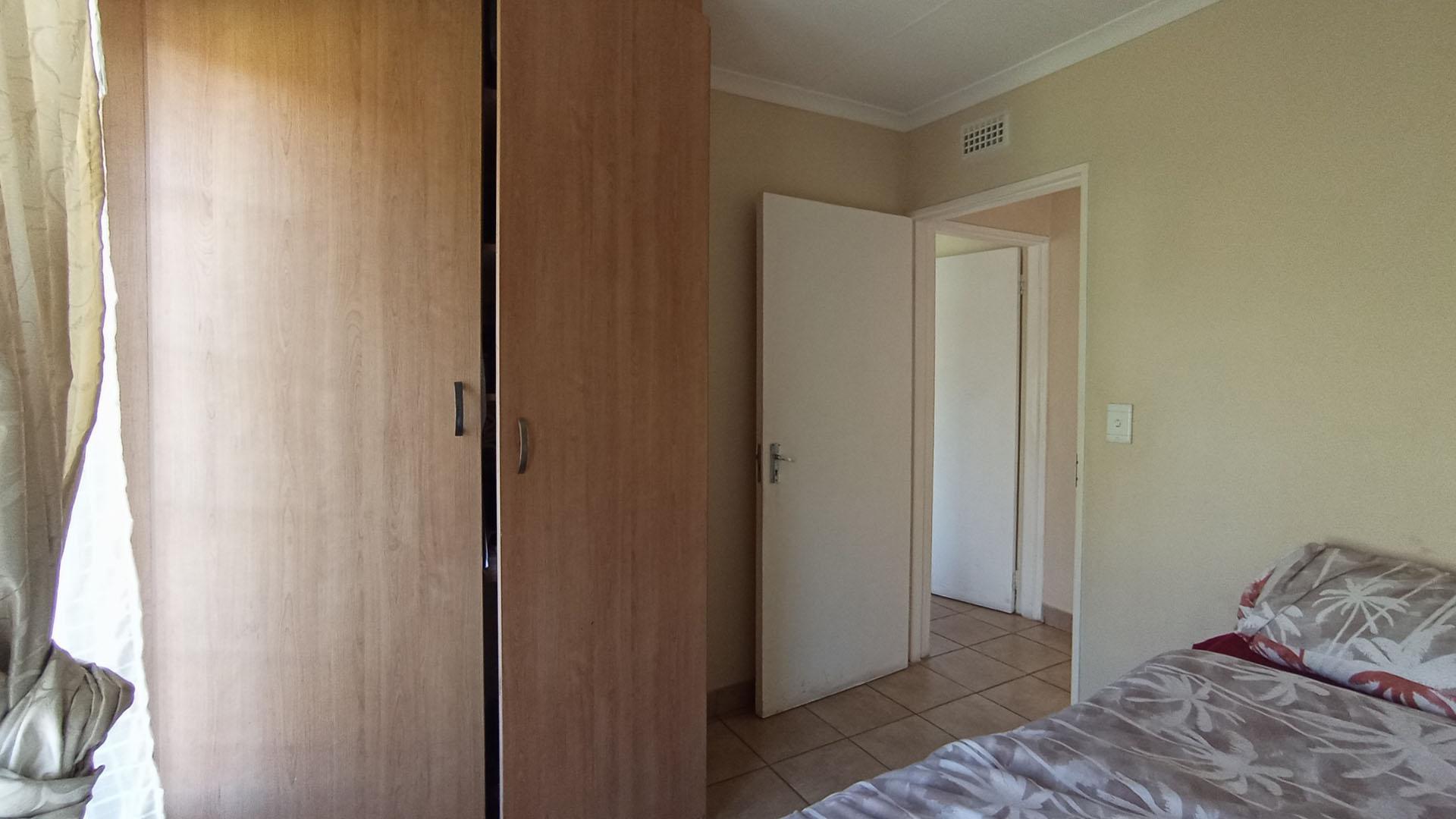 Bed Room 2 - 11 square meters of property in Olievenhoutbos