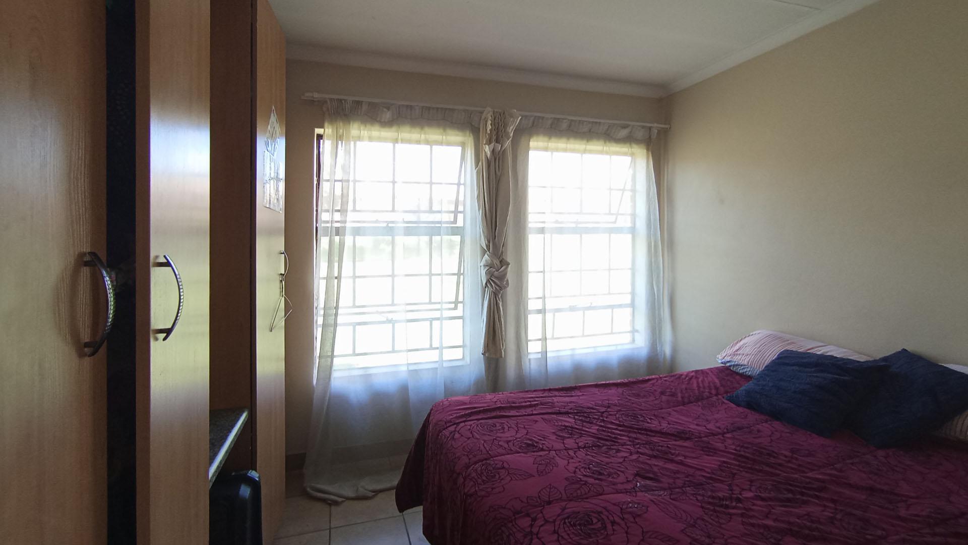 Main Bedroom - 16 square meters of property in Olievenhoutbos