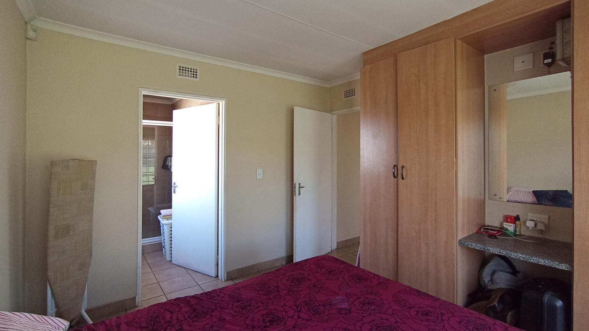 Main Bedroom - 16 square meters of property in Olievenhoutbos