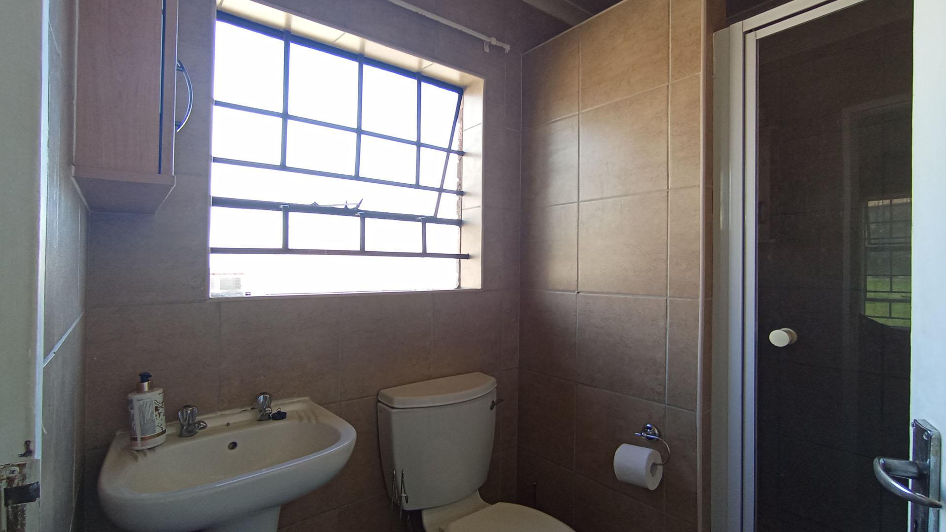 Main Bathroom - 4 square meters of property in Olievenhoutbos
