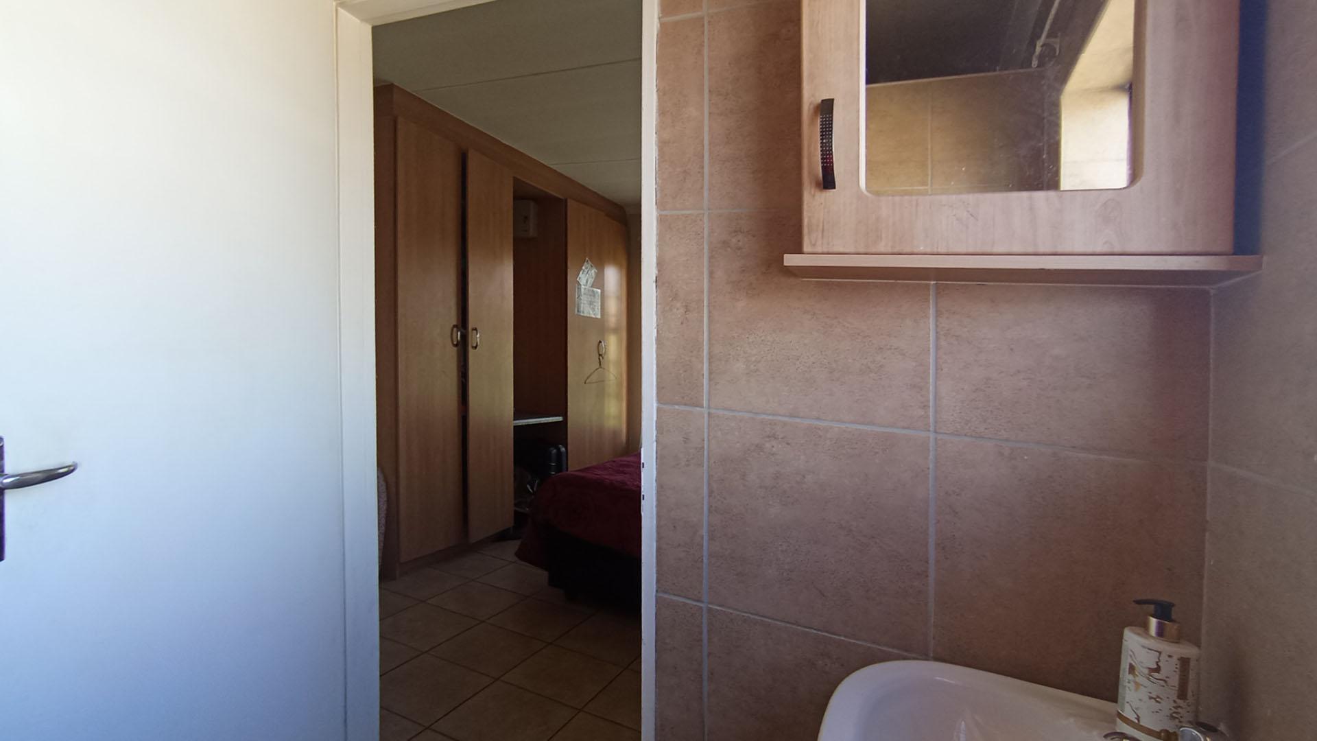 Main Bathroom - 4 square meters of property in Olievenhoutbos