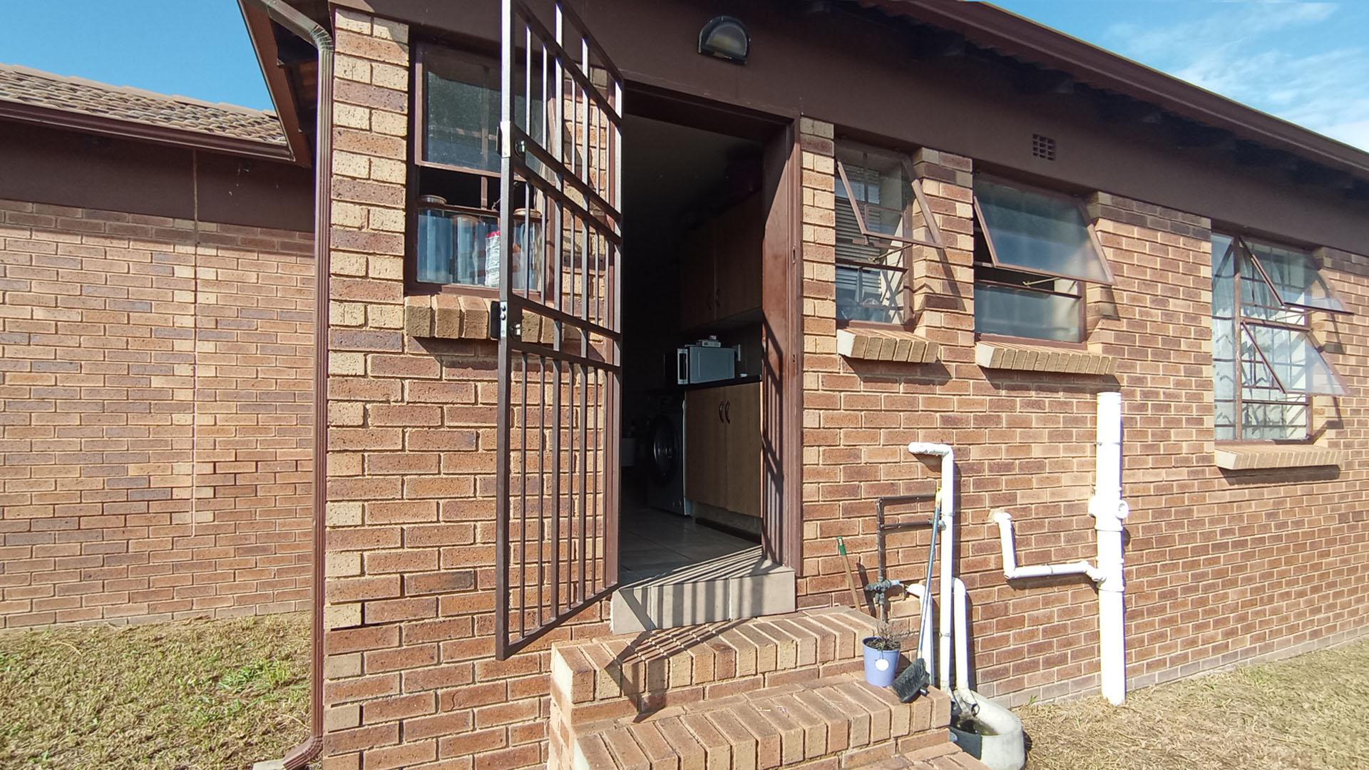 Front View of property in Olievenhoutbos