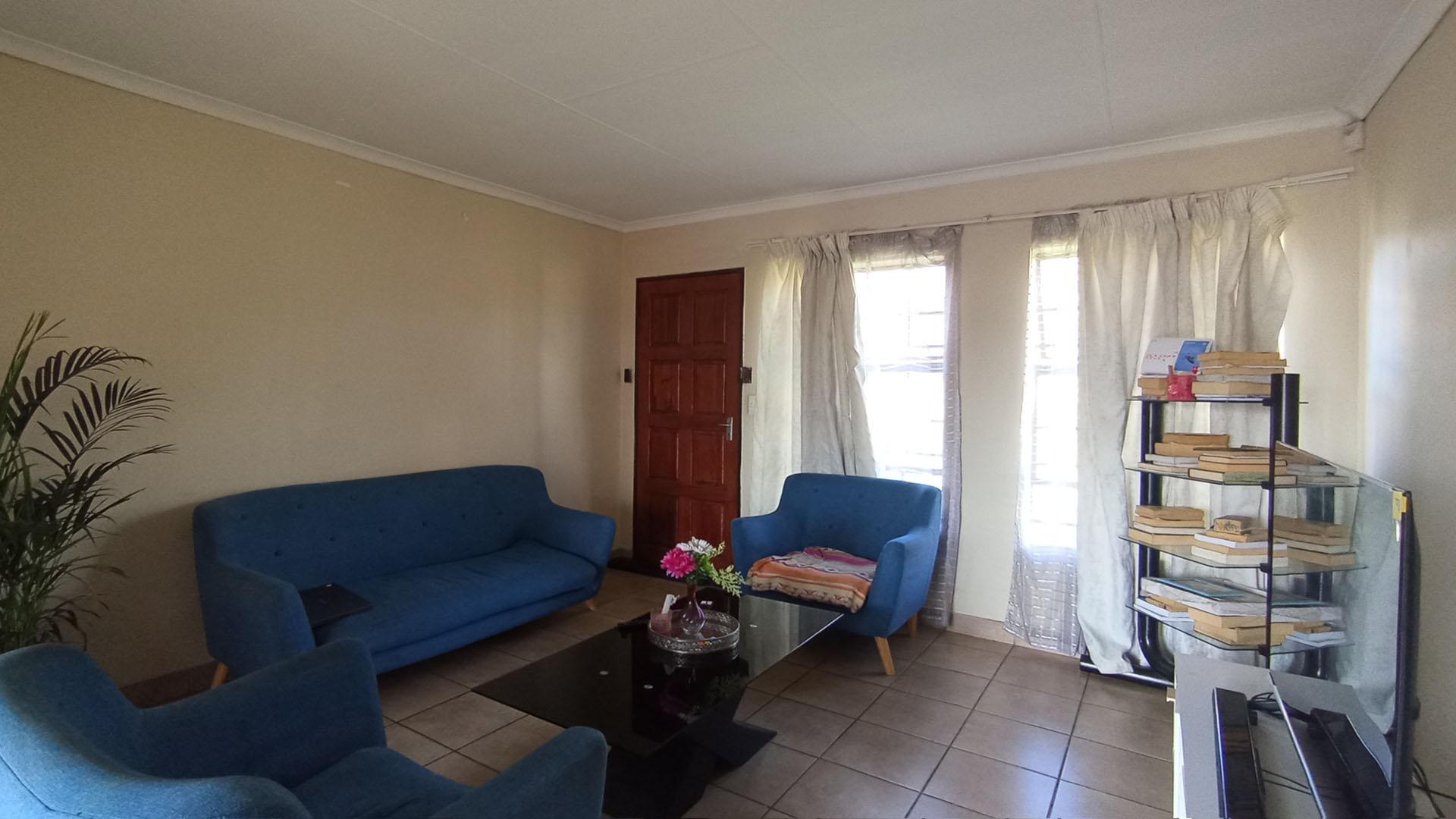 Lounges - 17 square meters of property in Olievenhoutbos