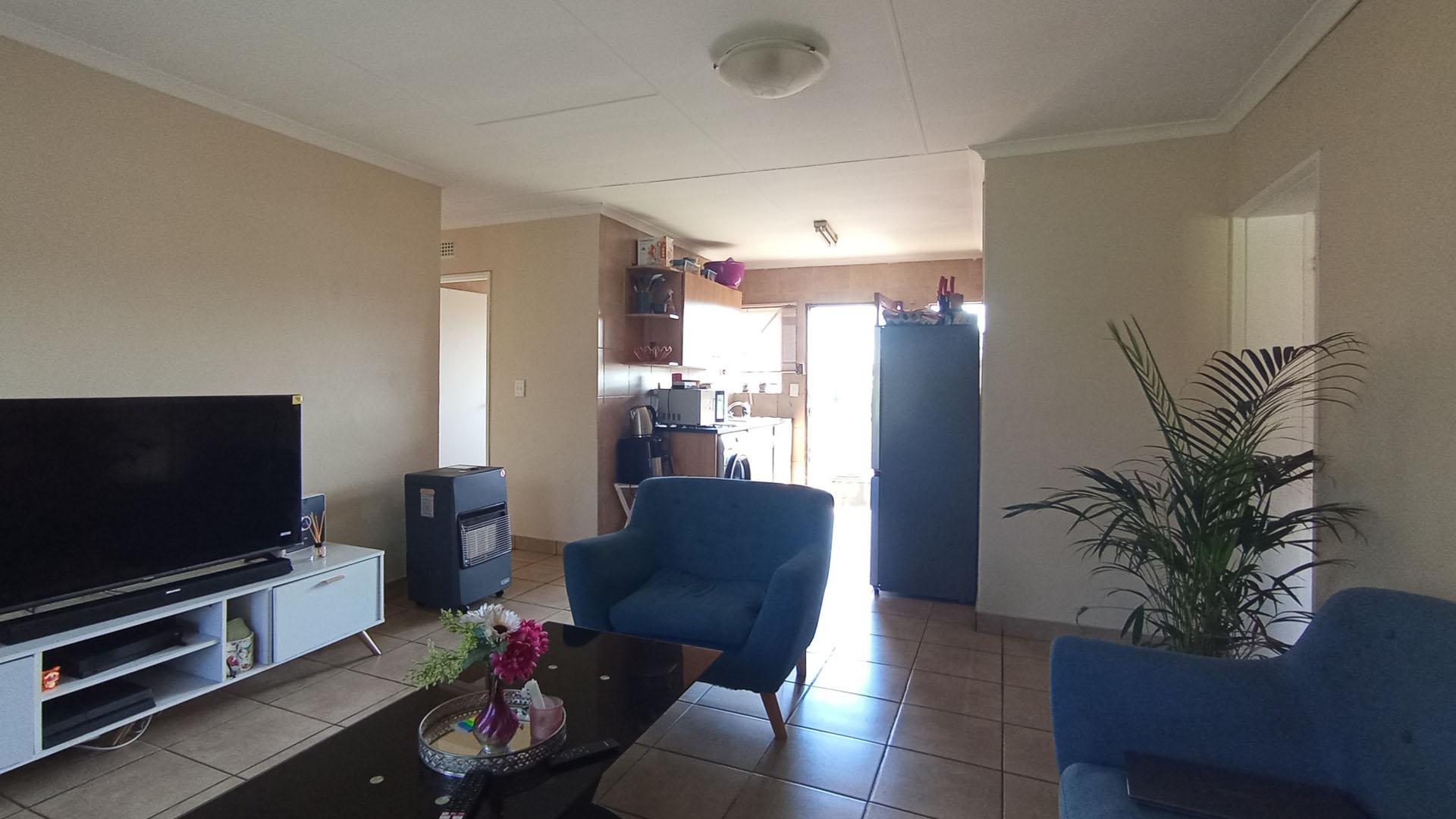 Lounges - 17 square meters of property in Olievenhoutbos