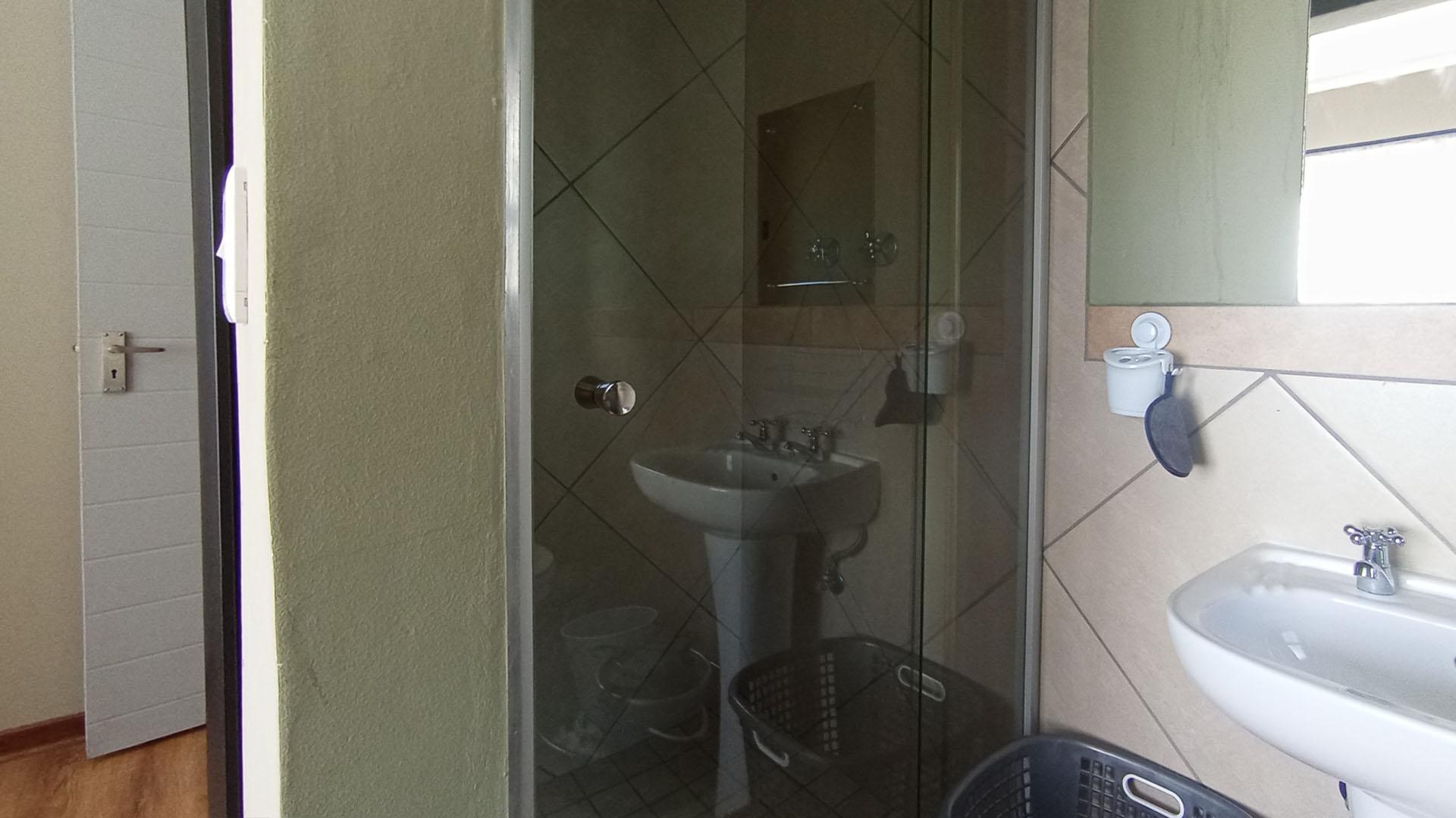 Main Bathroom - 4 square meters of property in Glen Austin AH (Midrand)