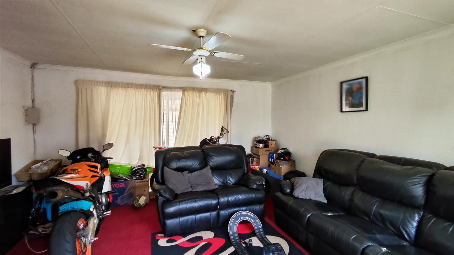 Lounges - 41 square meters of property in Brakpan