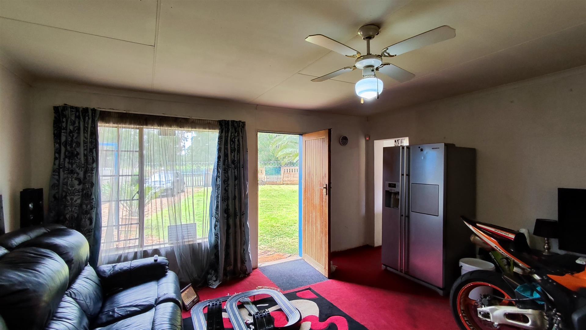 Lounges - 41 square meters of property in Brakpan